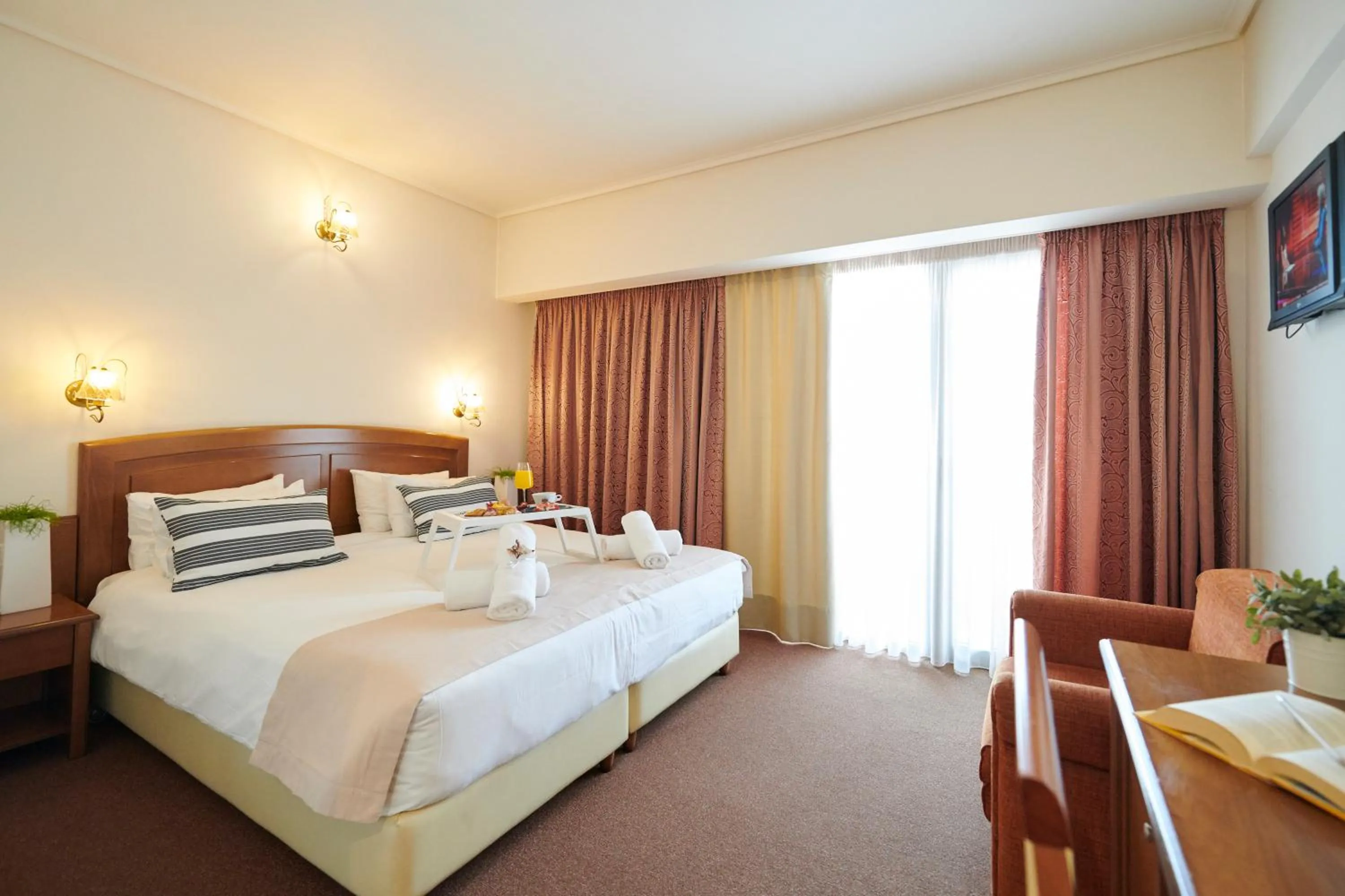 Bed in Crystal City Hotel