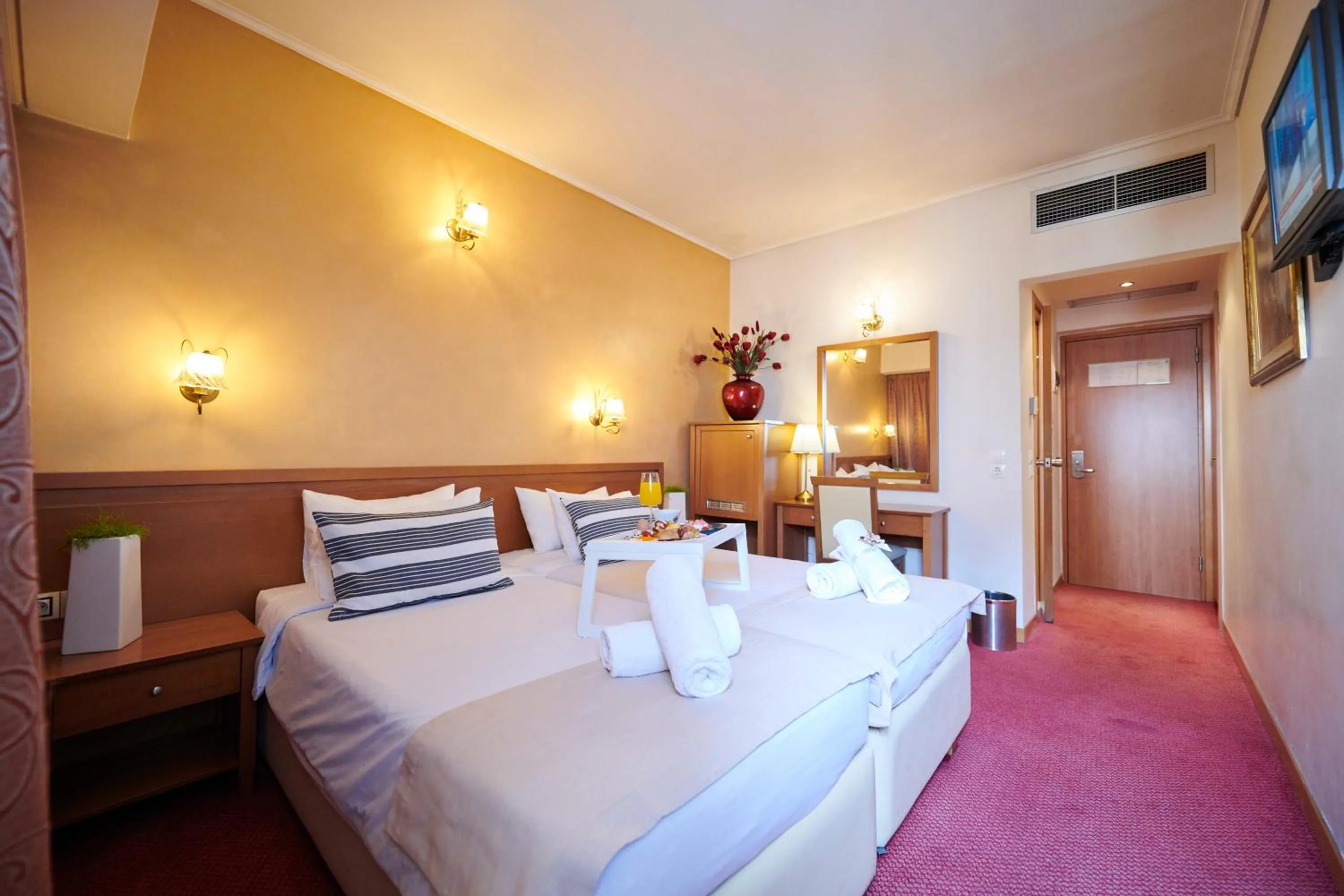 Photo of the whole room, Bed in Crystal City Hotel