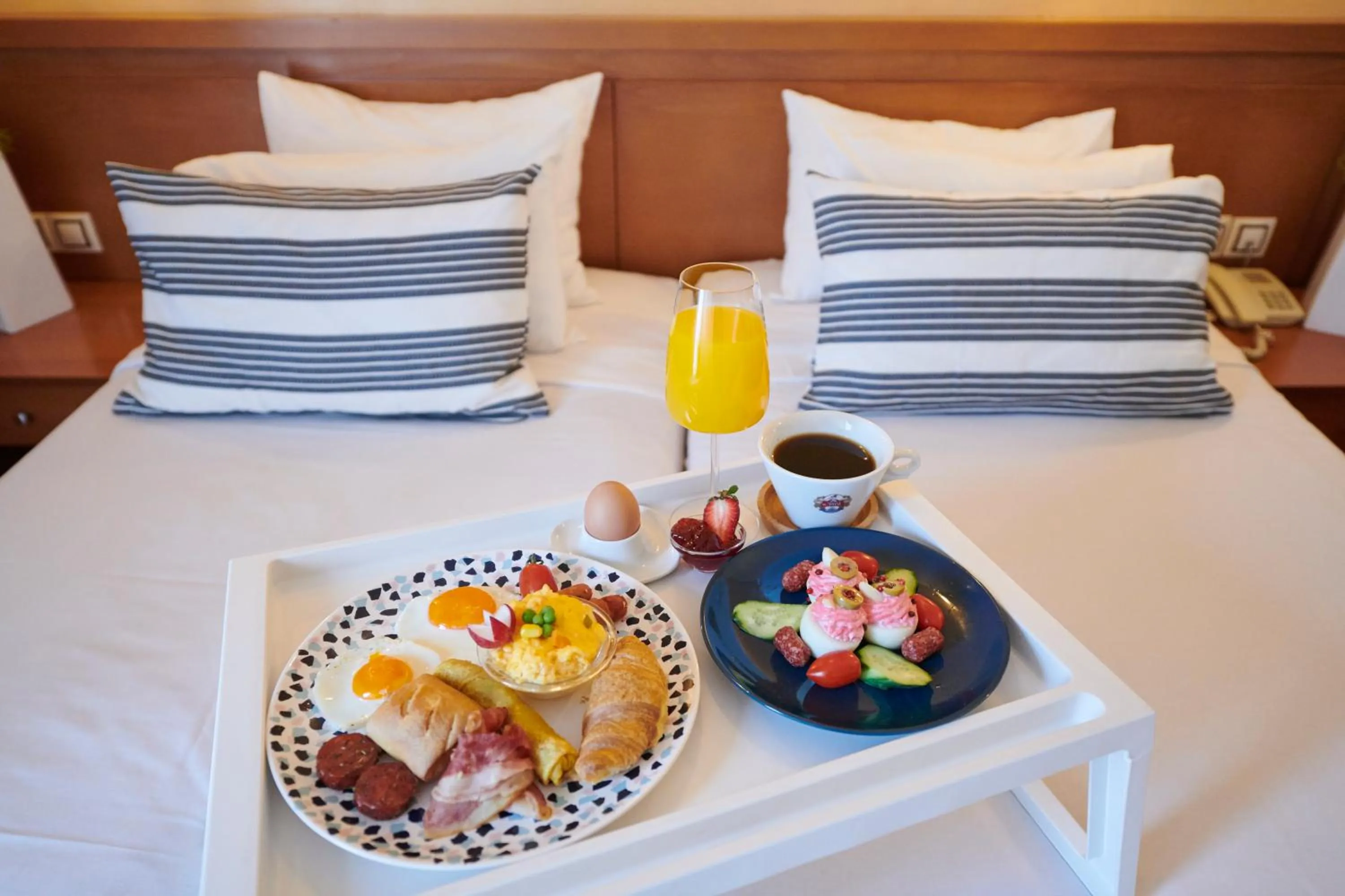 Food and drinks, Bed in Crystal City Hotel