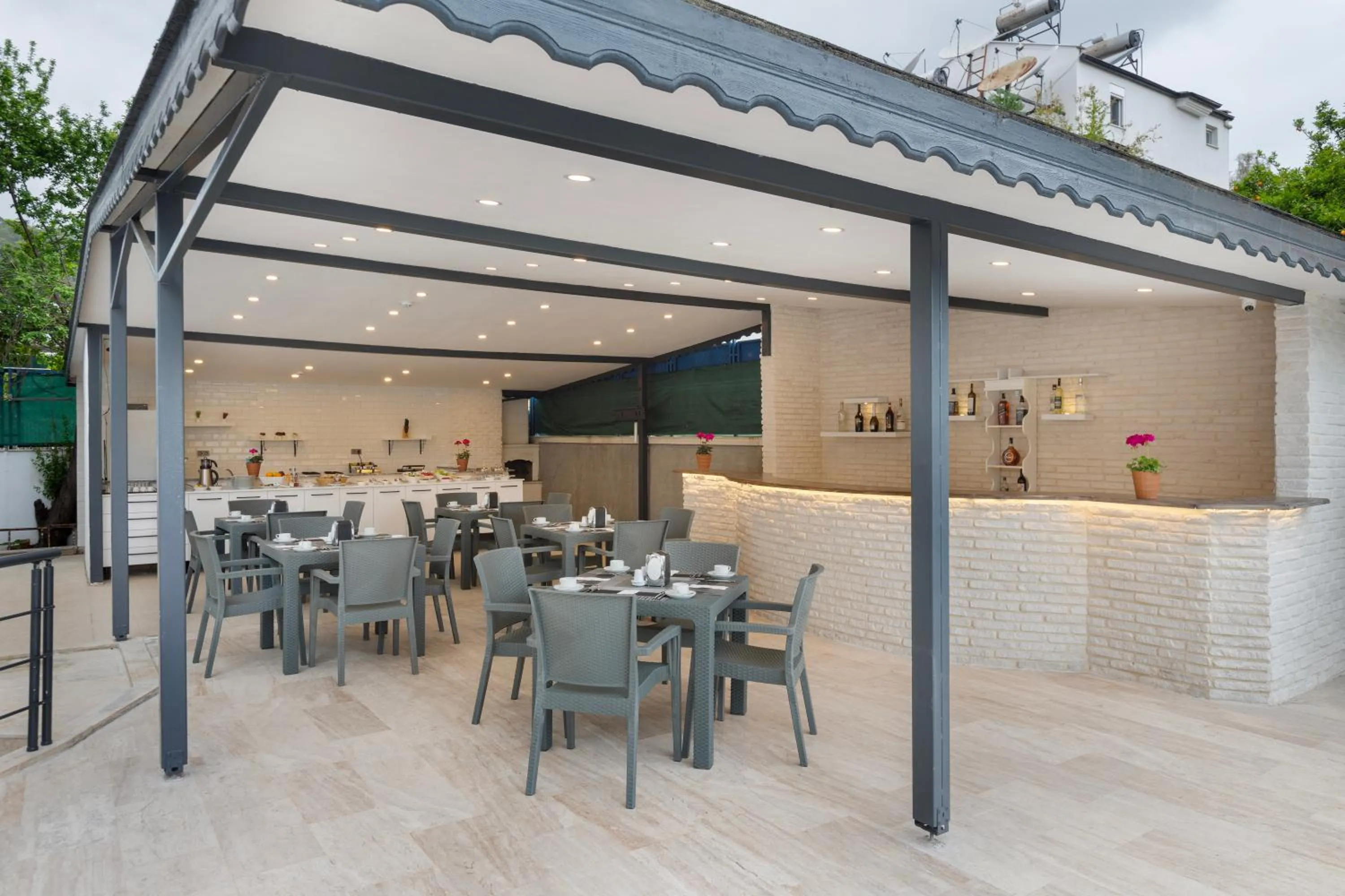 Restaurant/places to eat in Royal Dream's Hotel