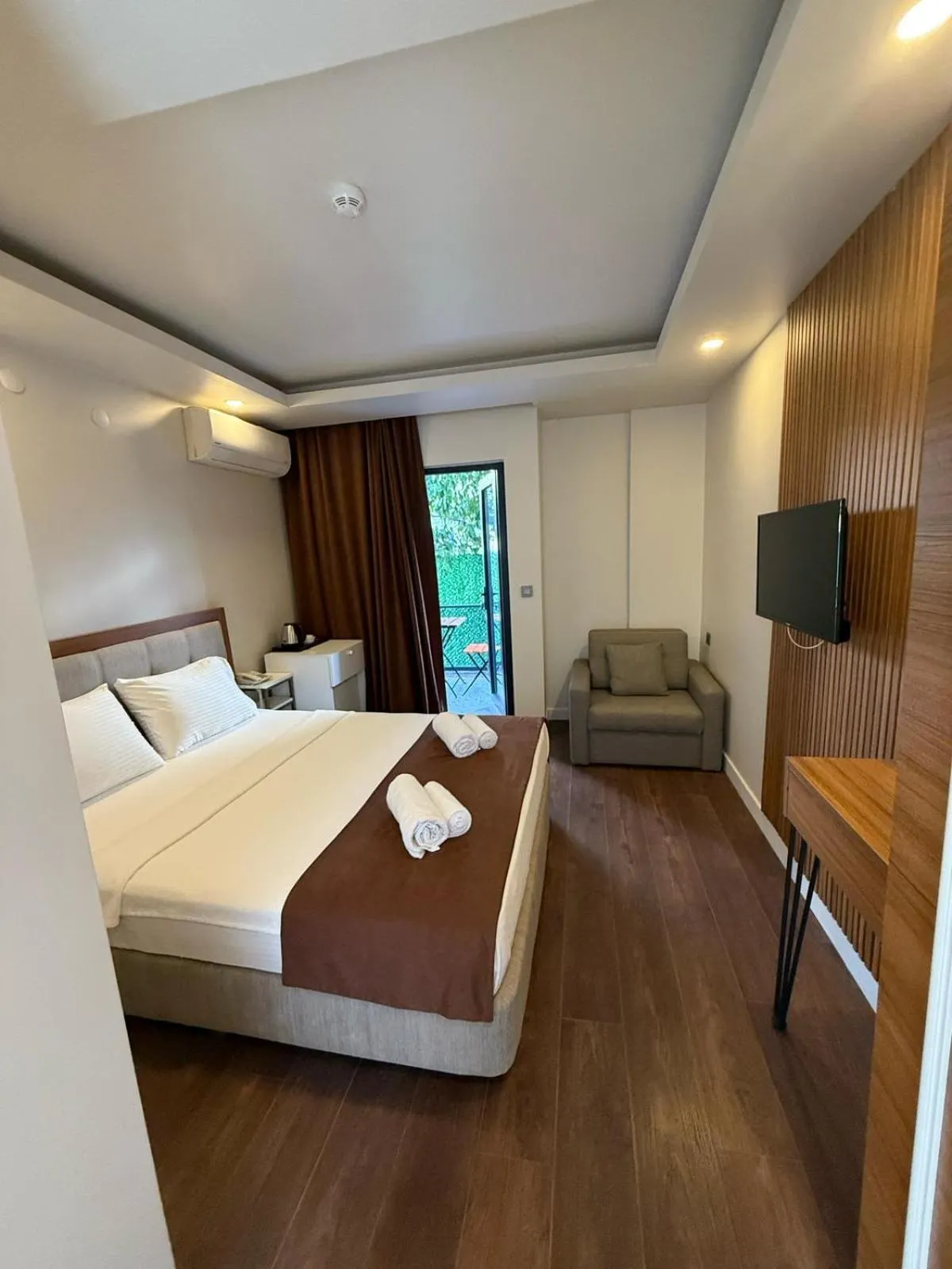 Communal lounge/ TV room in Royal Dream's Hotel