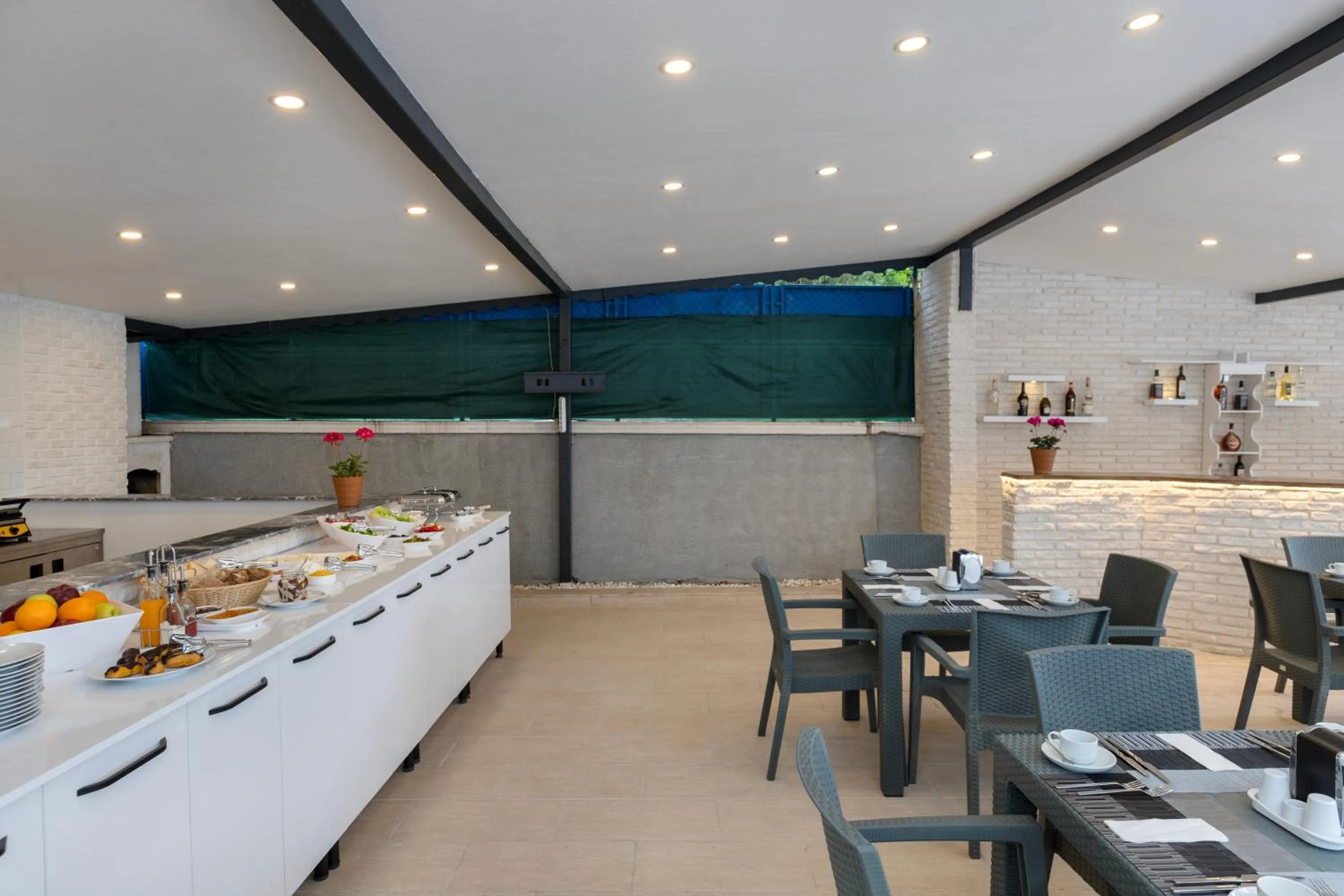 Restaurant/places to eat in Royal Dream's Hotel