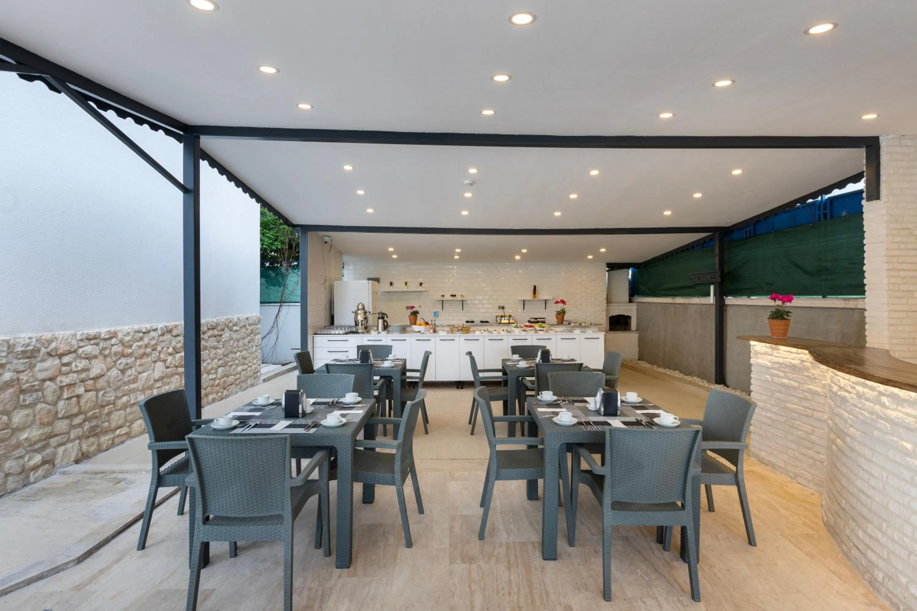 Restaurant/places to eat in Royal Dream's Hotel