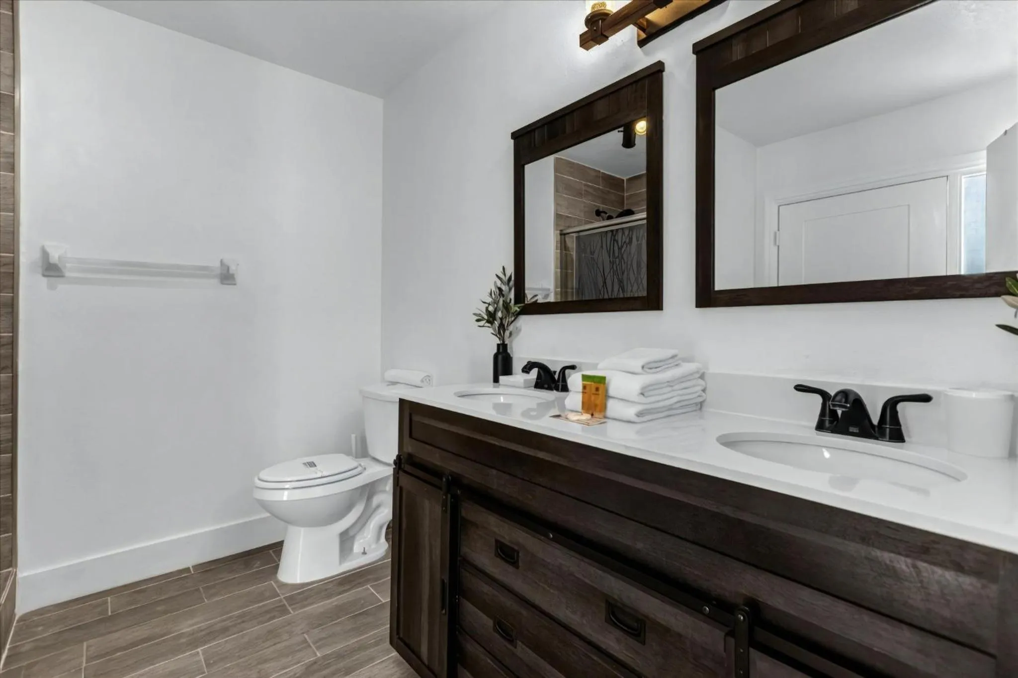 Property building in 3 Bedrooms 2 Bathrooms Lindfields 3026 Bc