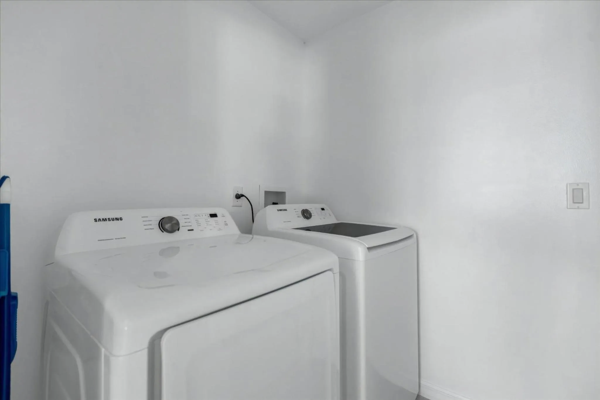 Property building in 3 Bedrooms 2 Bathrooms Lindfields 3026 Bc