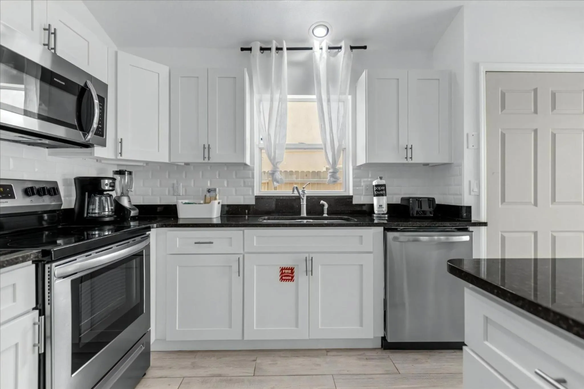 Property building in 3 Bedrooms 2 Bathrooms Lindfields 3026 Bc