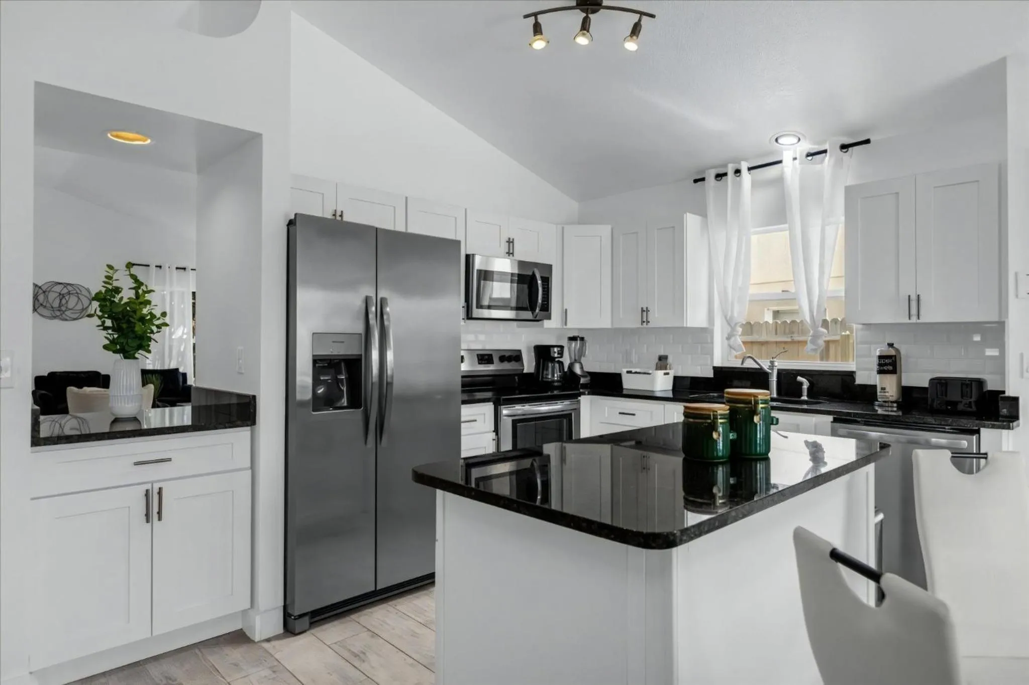 Property building in 3 Bedrooms 2 Bathrooms Lindfields 3026 Bc