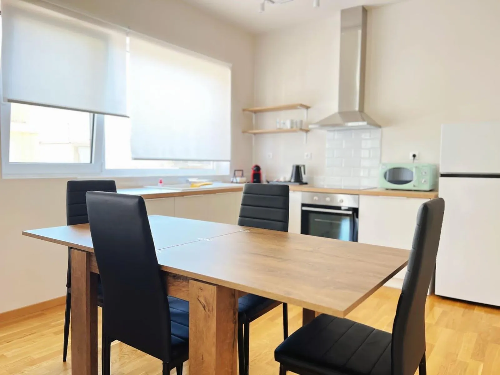 Dining area in Skiathou 12 Contemporary Residences