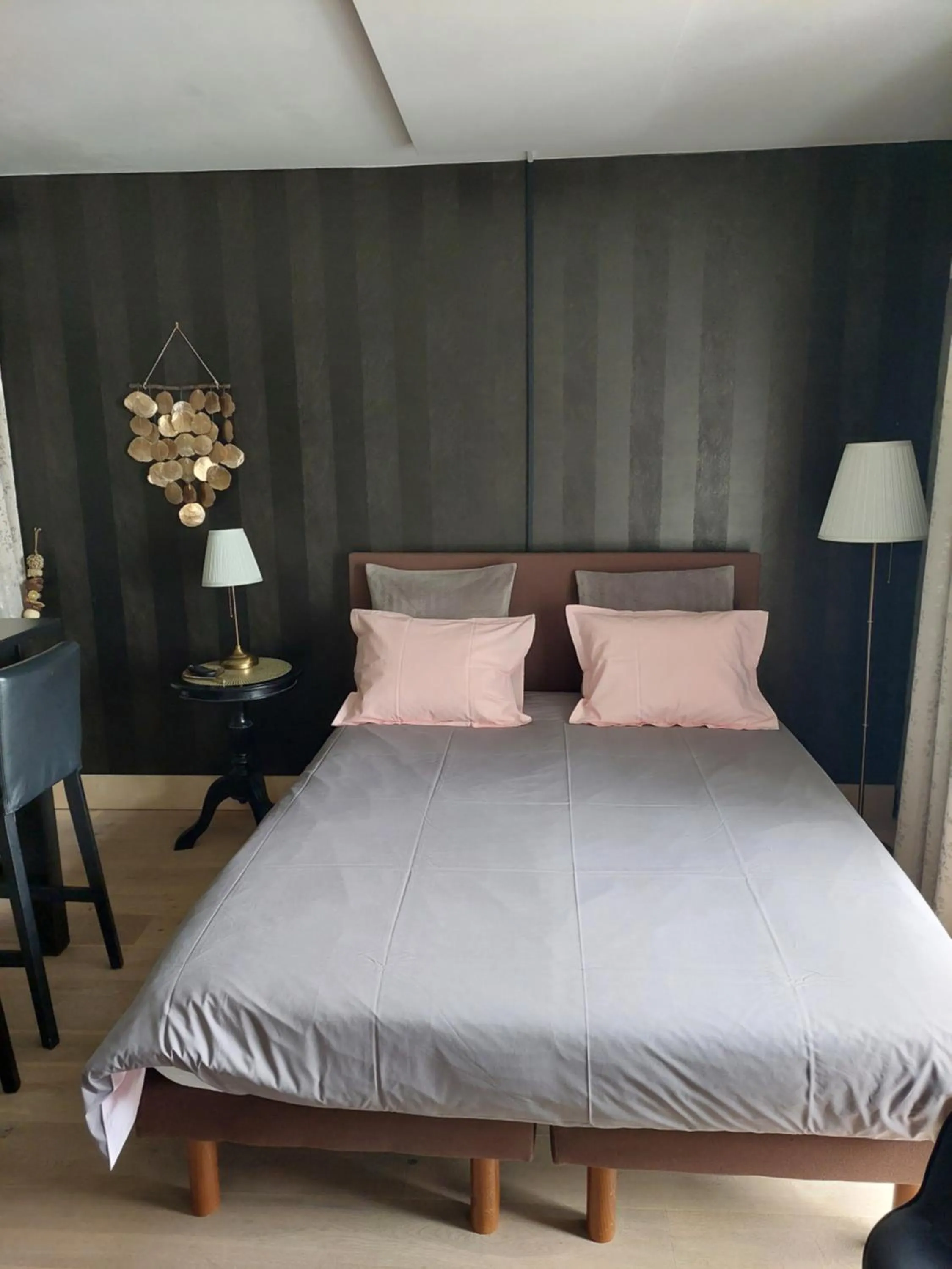 Bed in La chambre et le studio du château du golf de Bernalmont