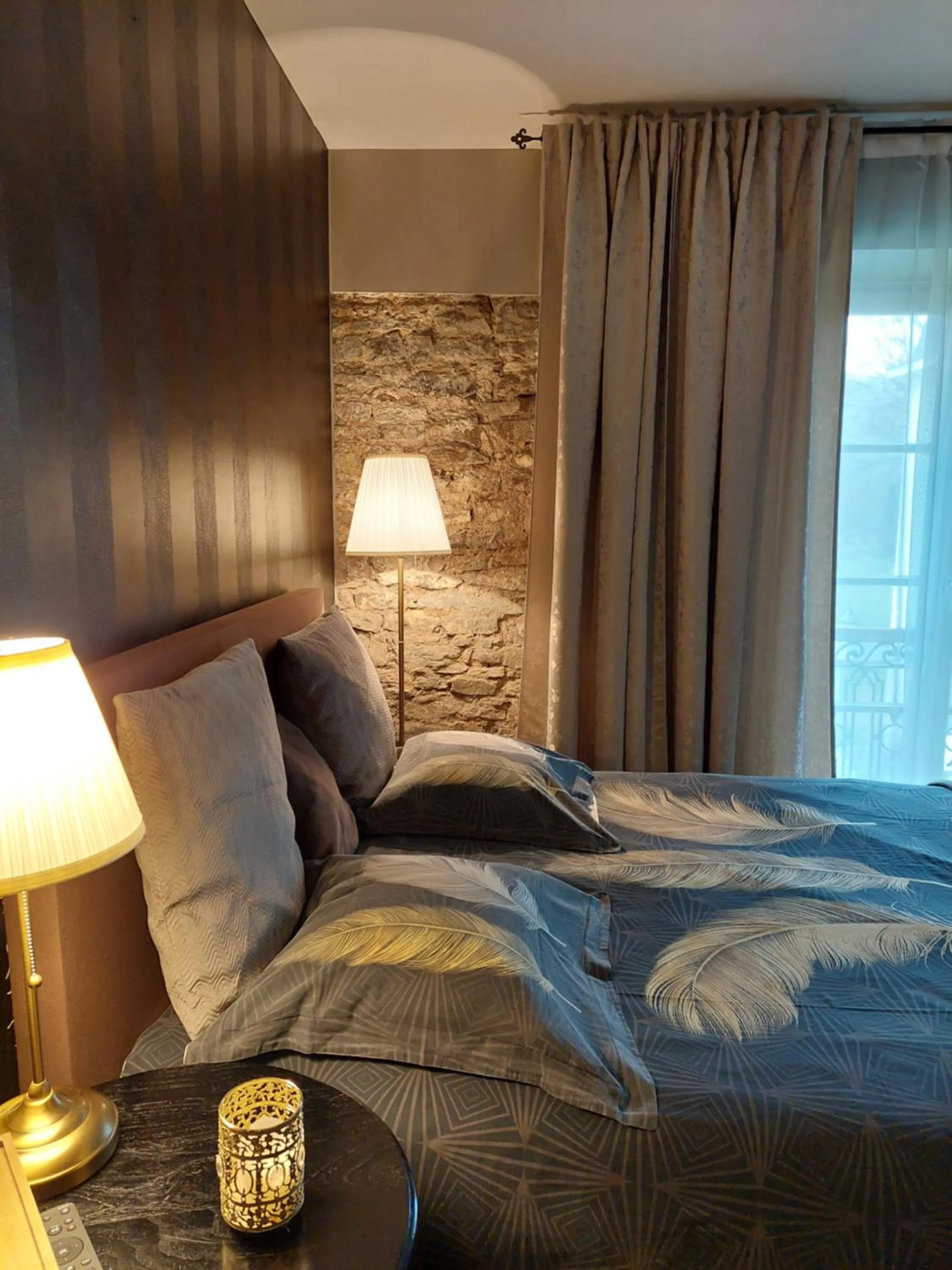 Bed in La chambre et le studio du château du golf de Bernalmont