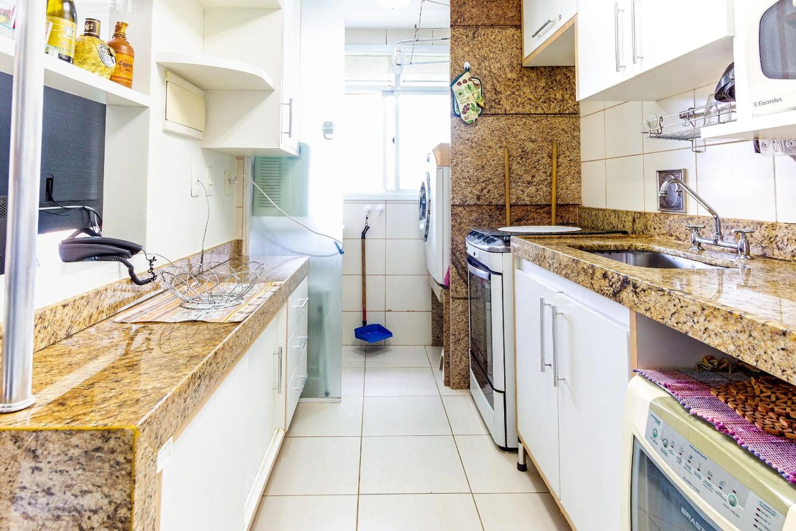 Kitchen or kitchenette in Confortável apto 2Qtos c/ Varanda e Vista Mar