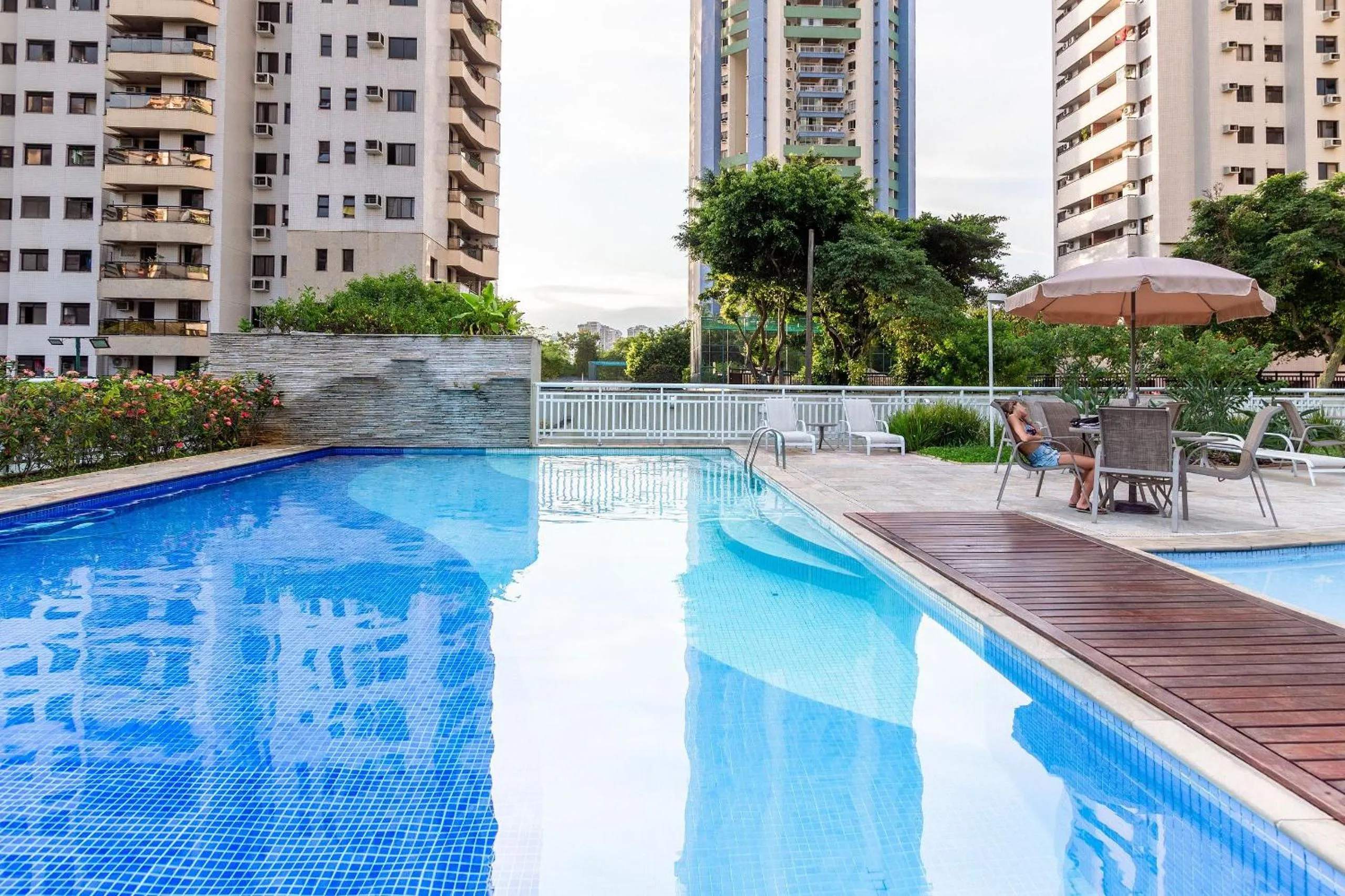 Pool view in Confortável apto 2Qtos c/ Varanda e Vista Mar