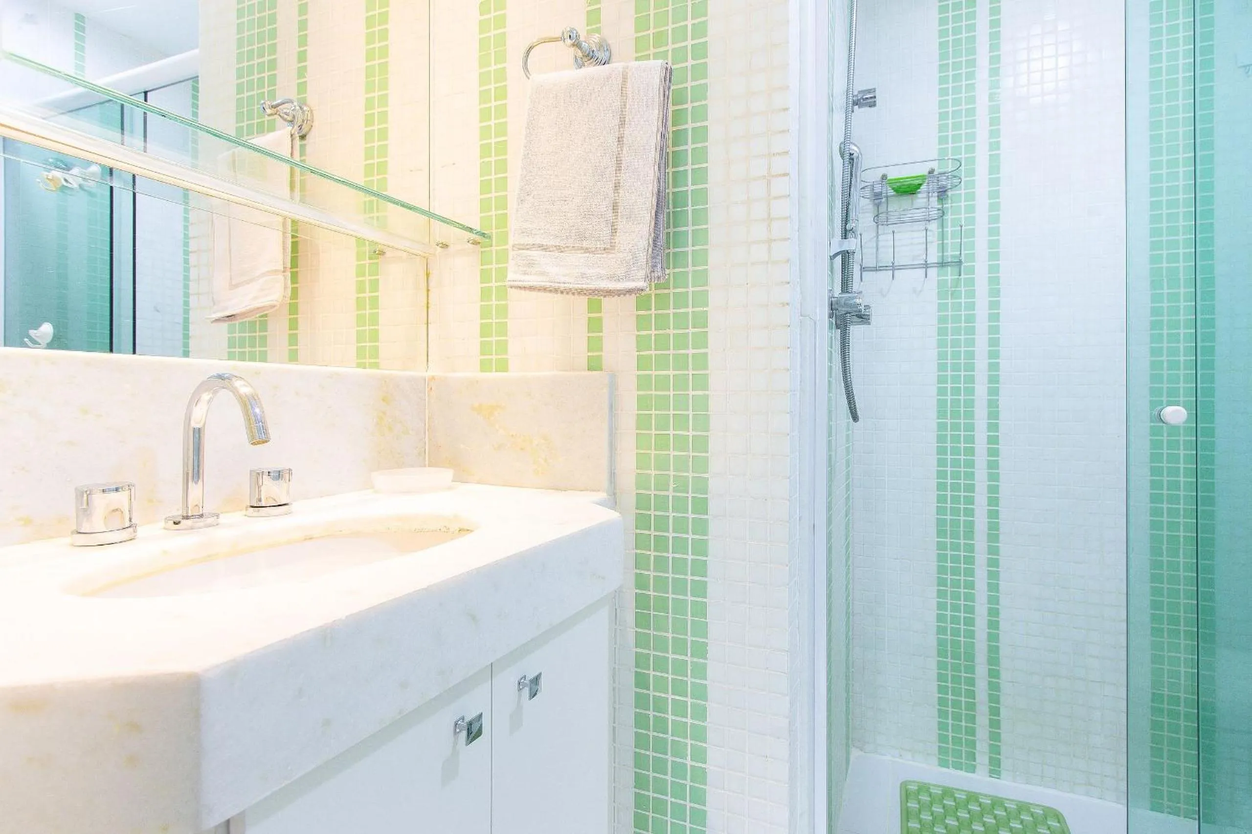 Shower in Confortável apto 2Qtos c/ Varanda e Vista Mar