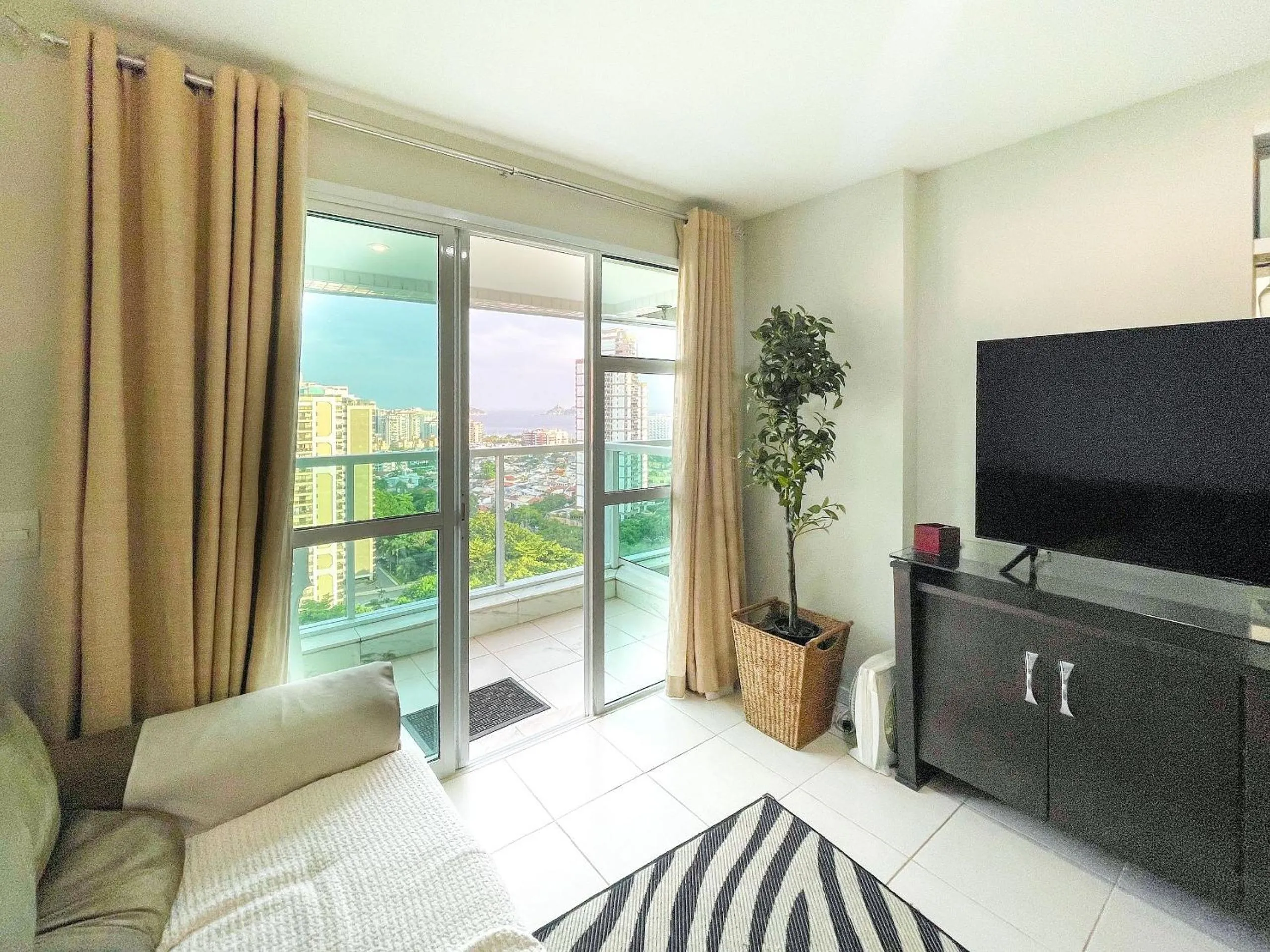 Communal lounge/ TV room in Confortável apto 2Qtos c/ Varanda e Vista Mar