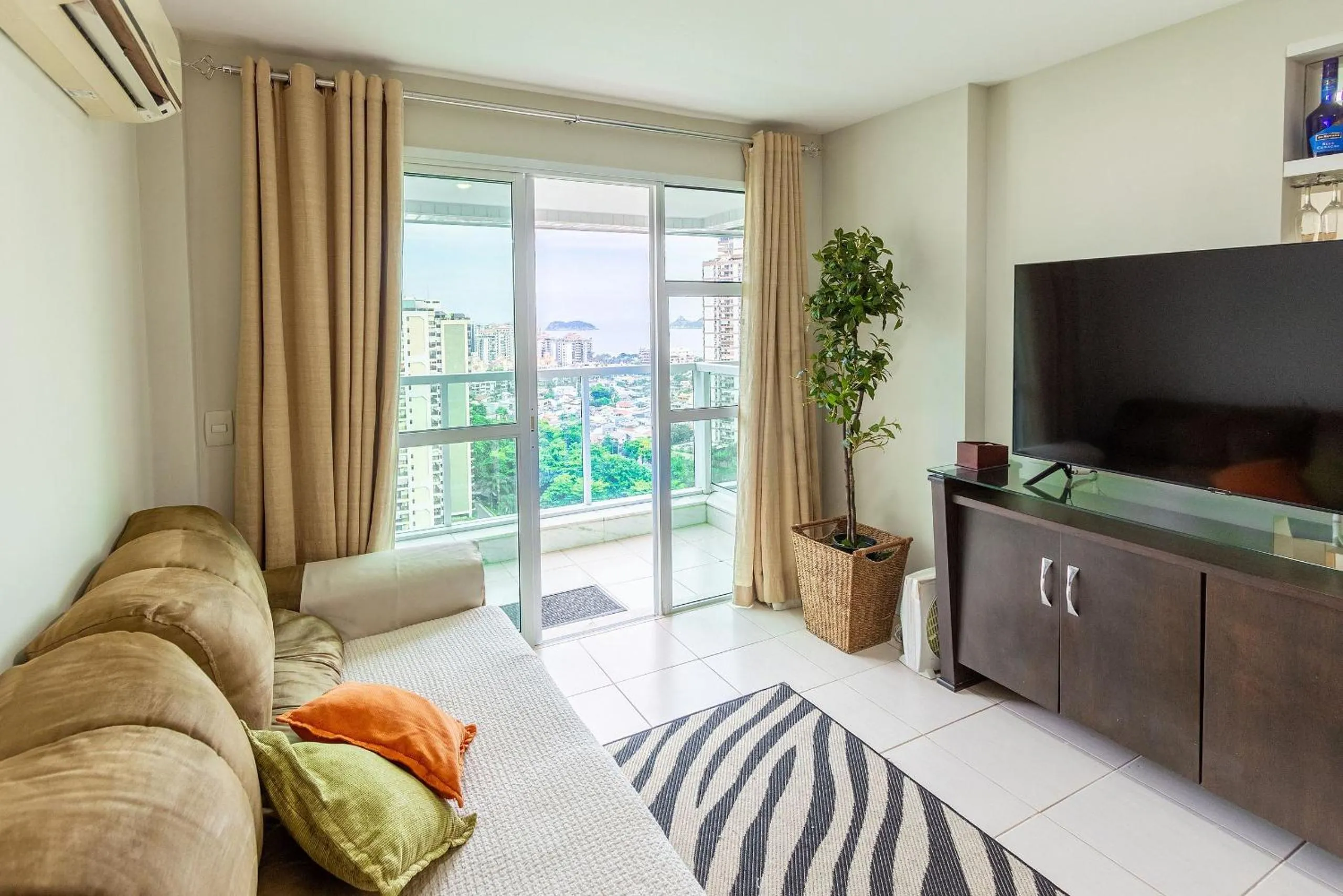 Communal lounge/ TV room in Confortável apto 2Qtos c/ Varanda e Vista Mar