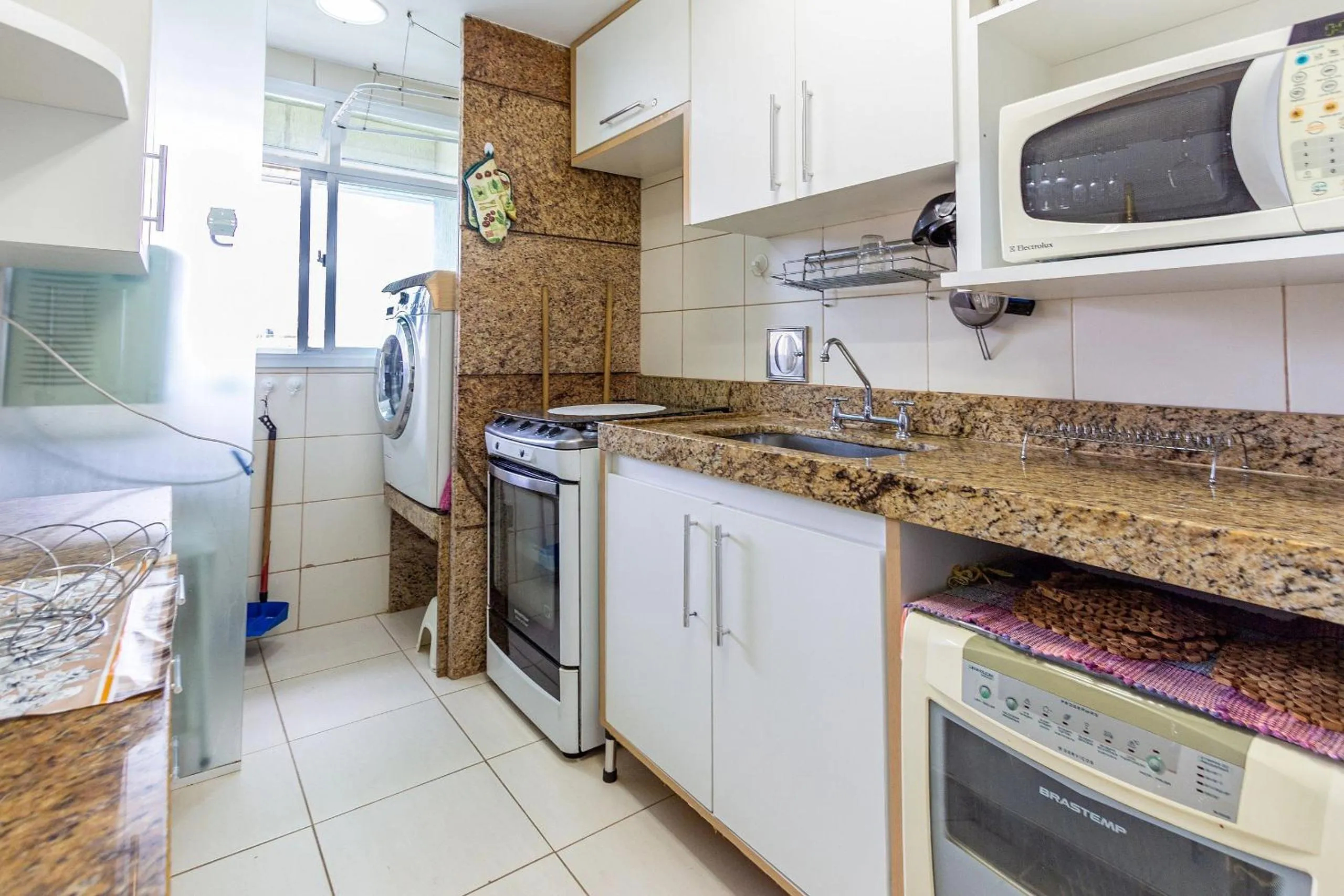 Kitchen or kitchenette in Confortável apto 2Qtos c/ Varanda e Vista Mar