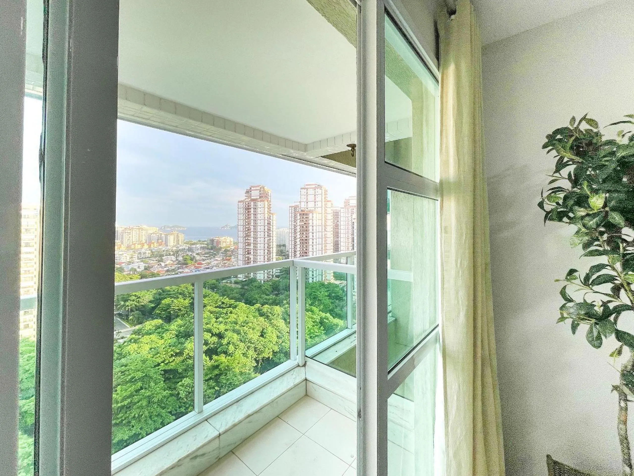 Balcony/Terrace in Confortável apto 2Qtos c/ Varanda e Vista Mar