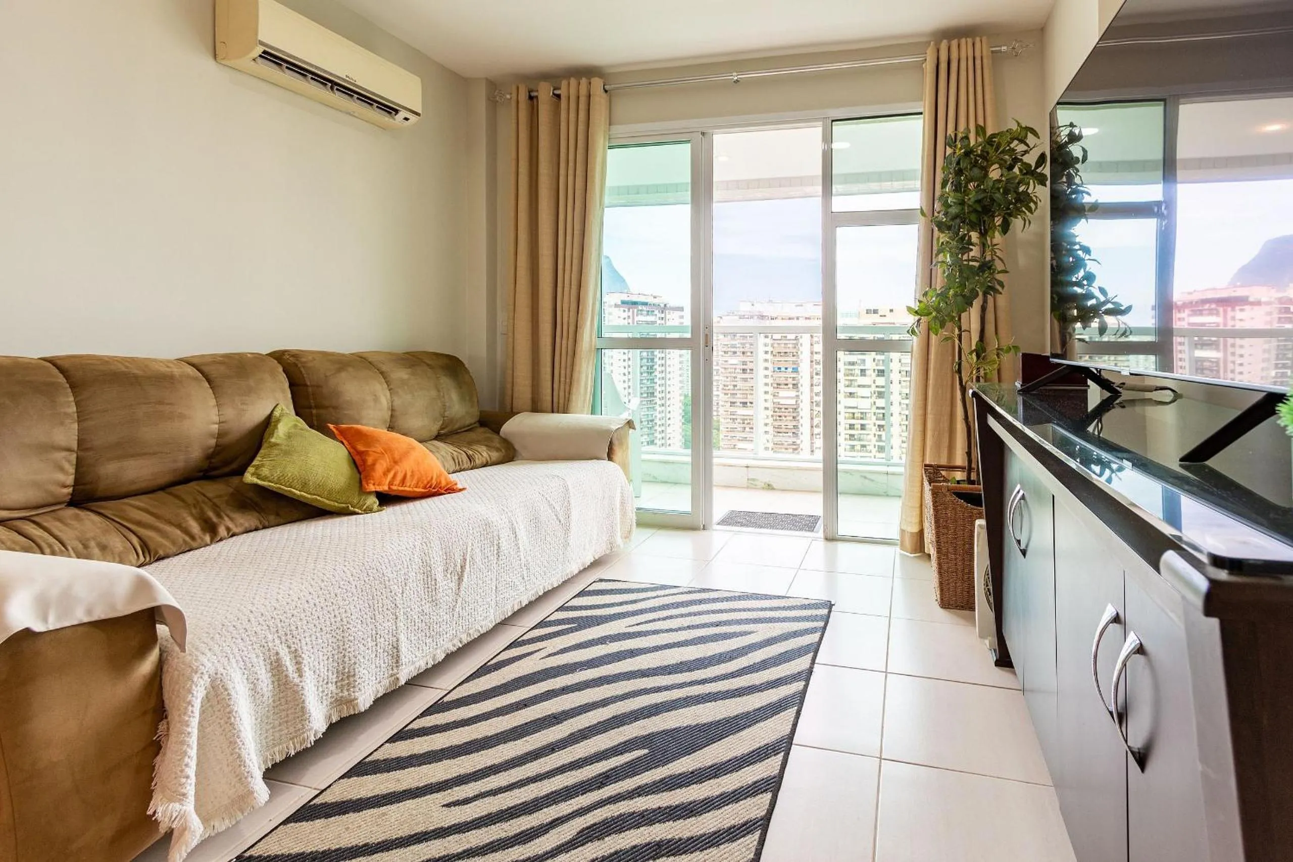 Communal lounge/ TV room, Bed in Confortável apto 2Qtos c/ Varanda e Vista Mar