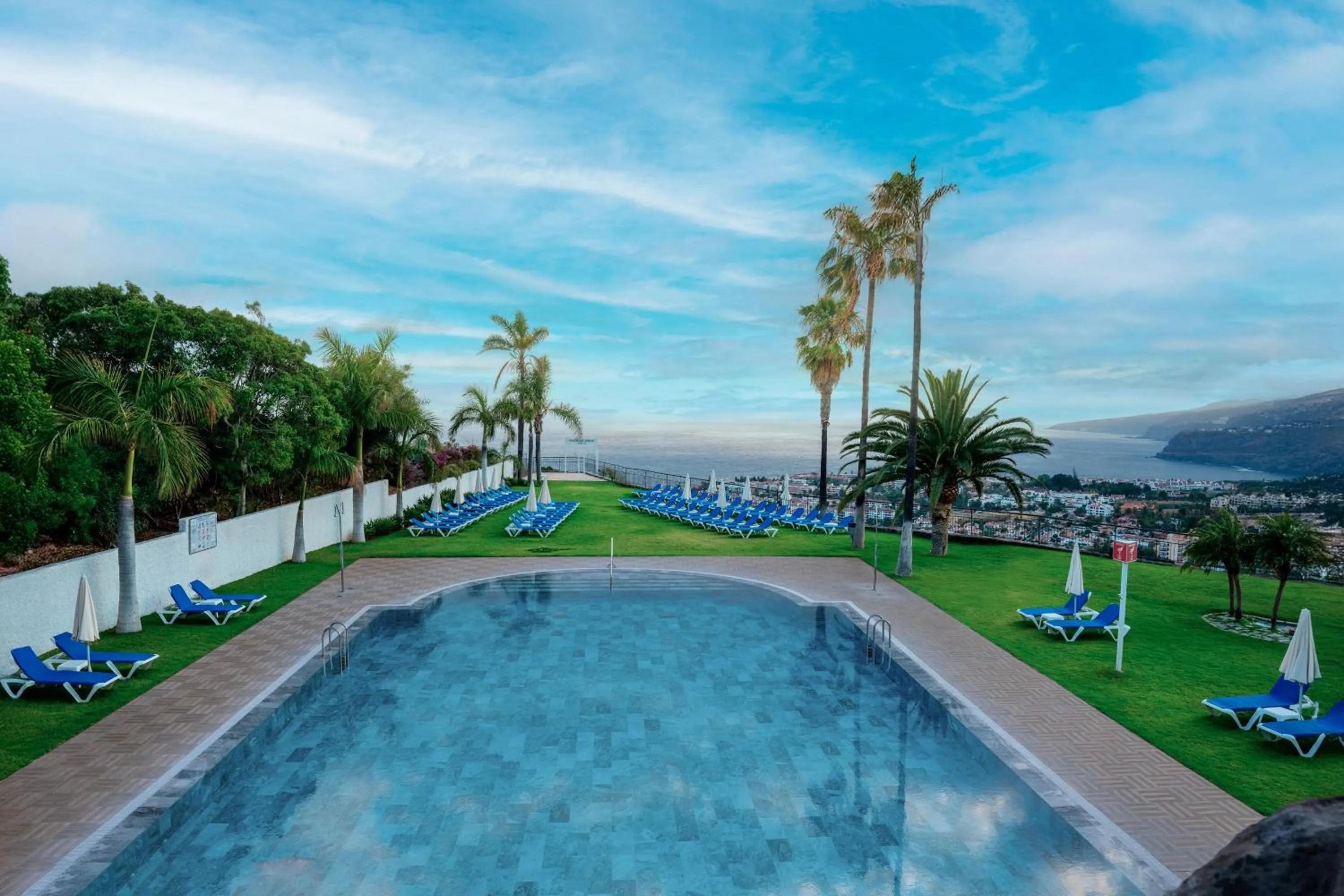 Swimming pool in Hotel Las Águilas Tenerife, Affiliated by Meliá