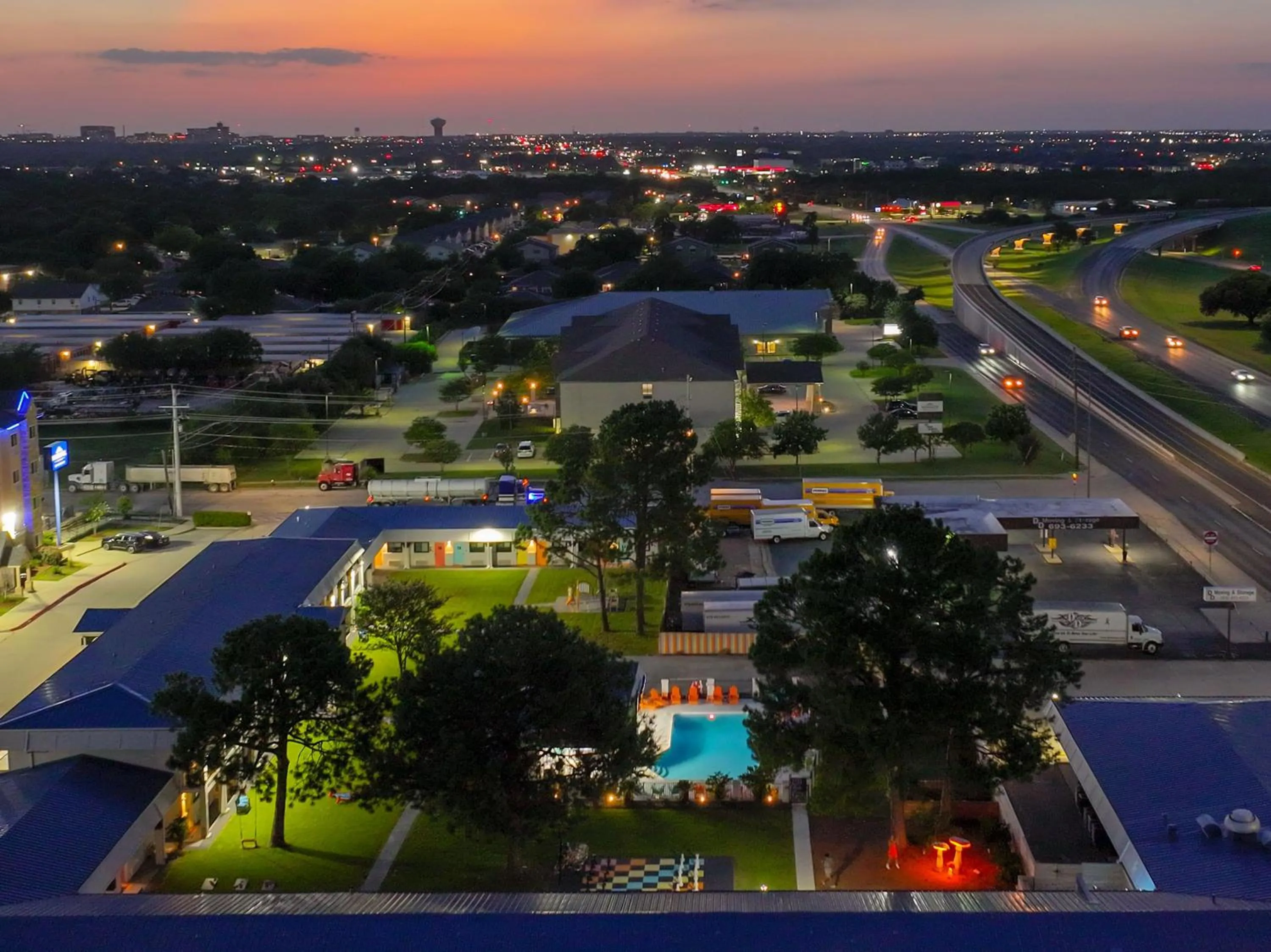 Property building in Hotel McCoy - Art, Libations, Pool Society