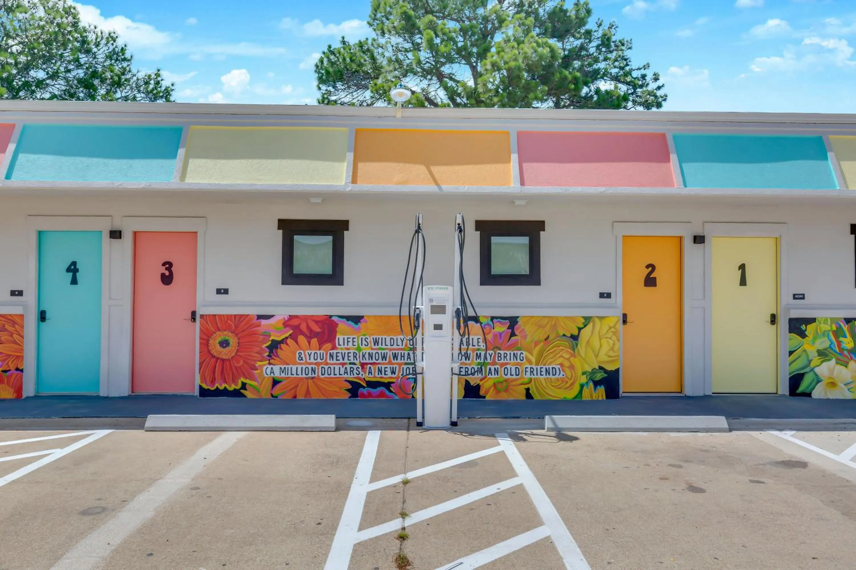 Parking in Hotel McCoy - Art, Libations, Pool Society