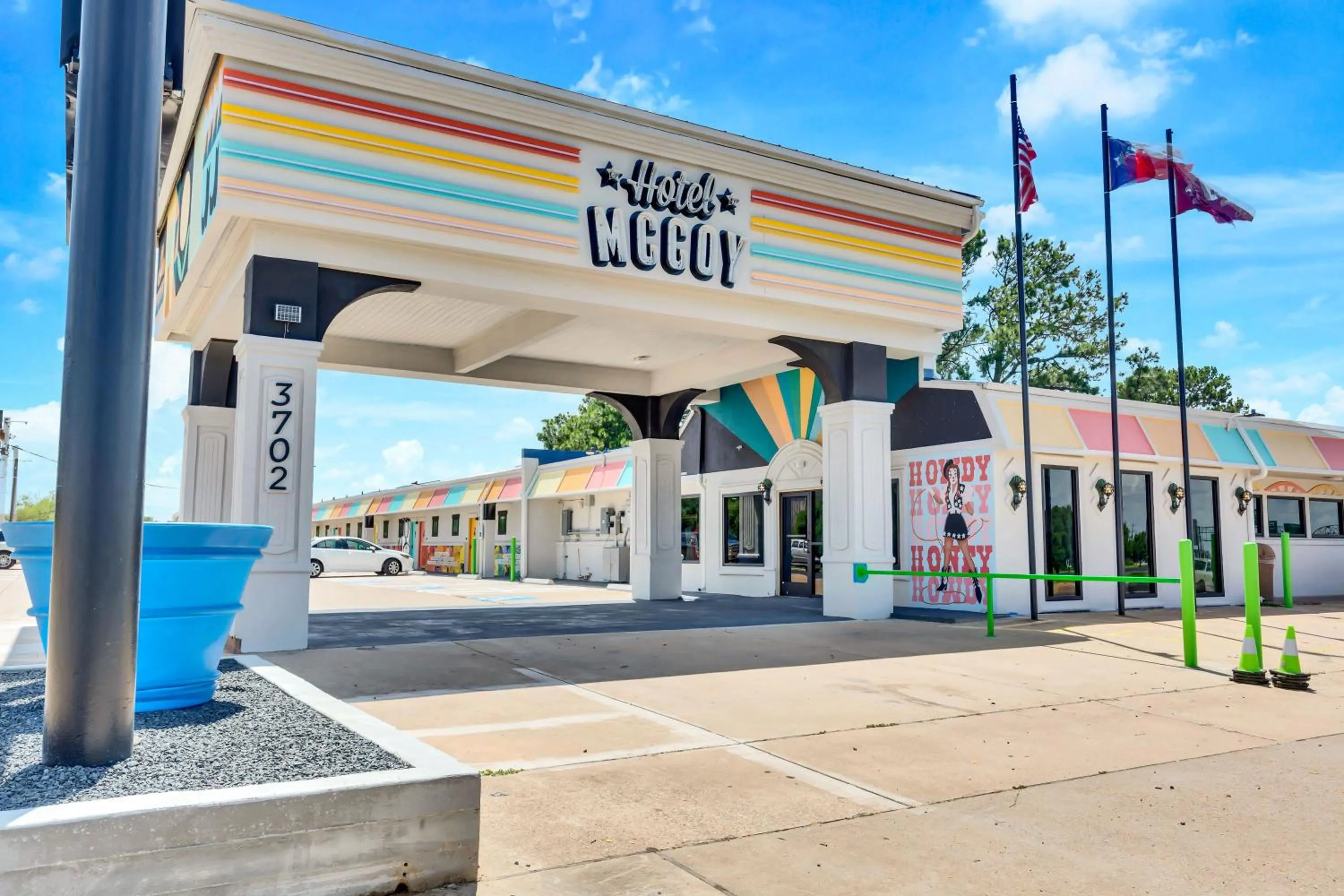 Facade/entrance in Hotel McCoy - Art, Libations, Pool Society