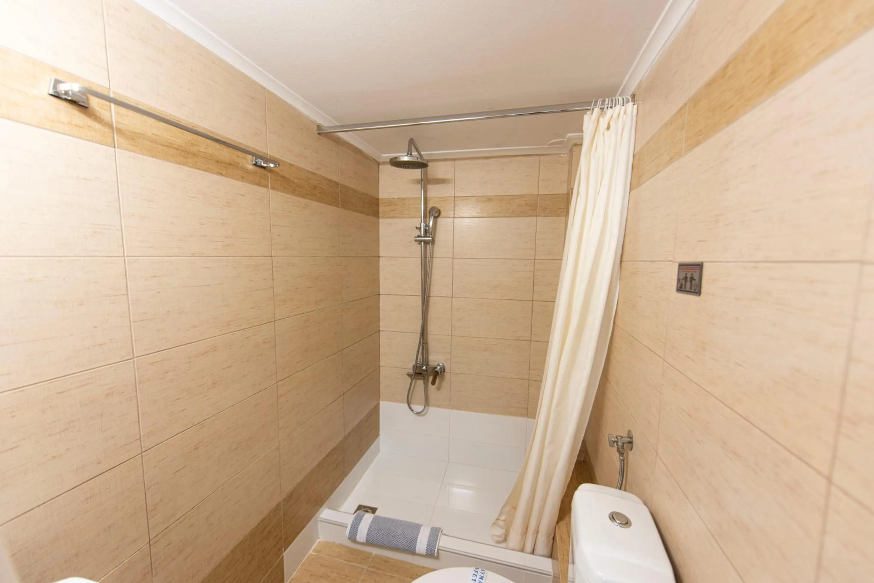 Shower in Nea Metropolis