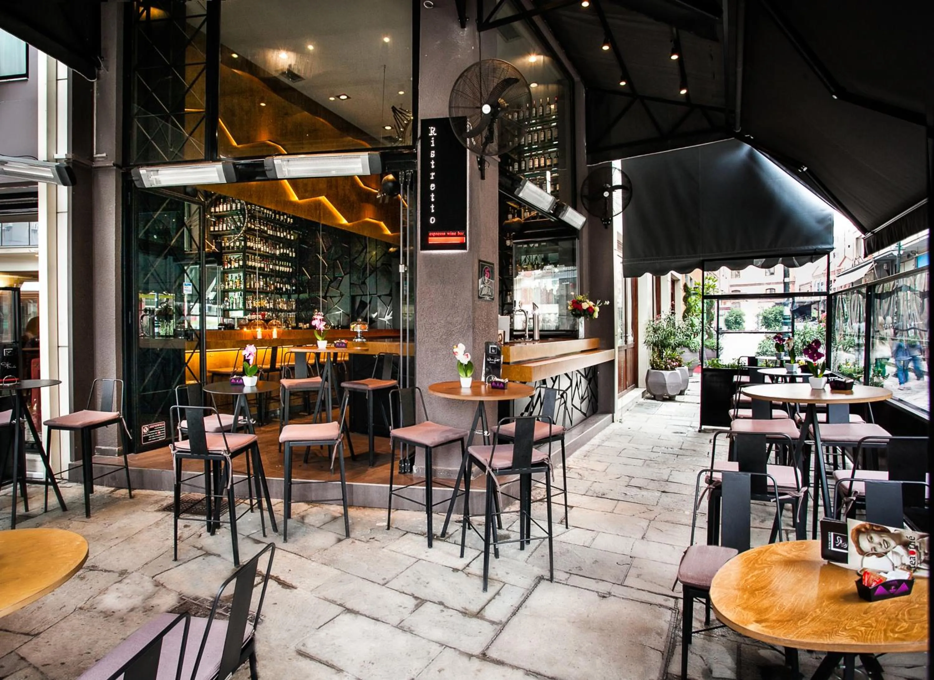 Lounge or bar in Plaza Hotel, Philian Hotels and Resorts