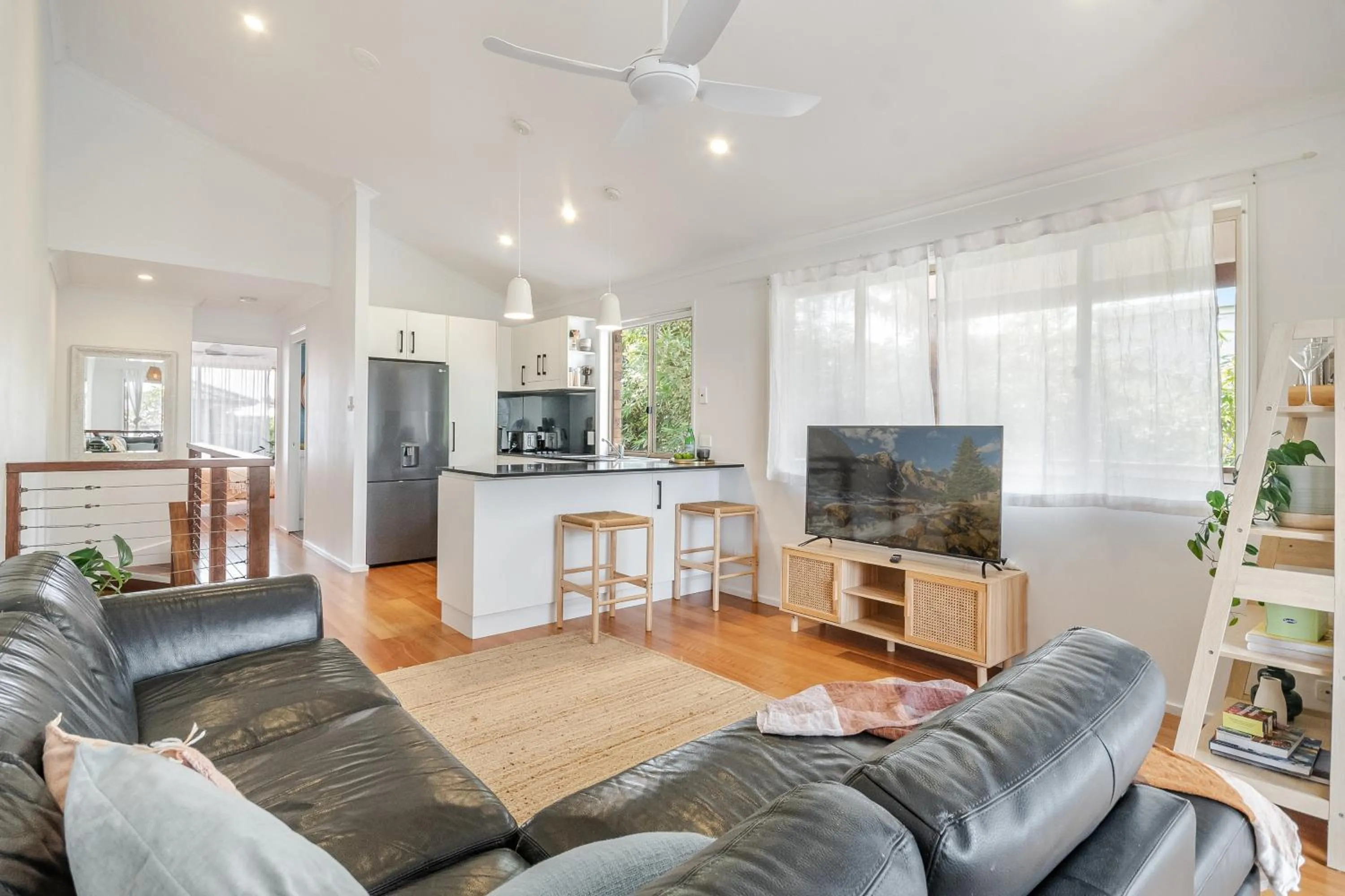 Three-Bedroom Apartment in Lennox Beach Oasis 3 Bedrooms in town