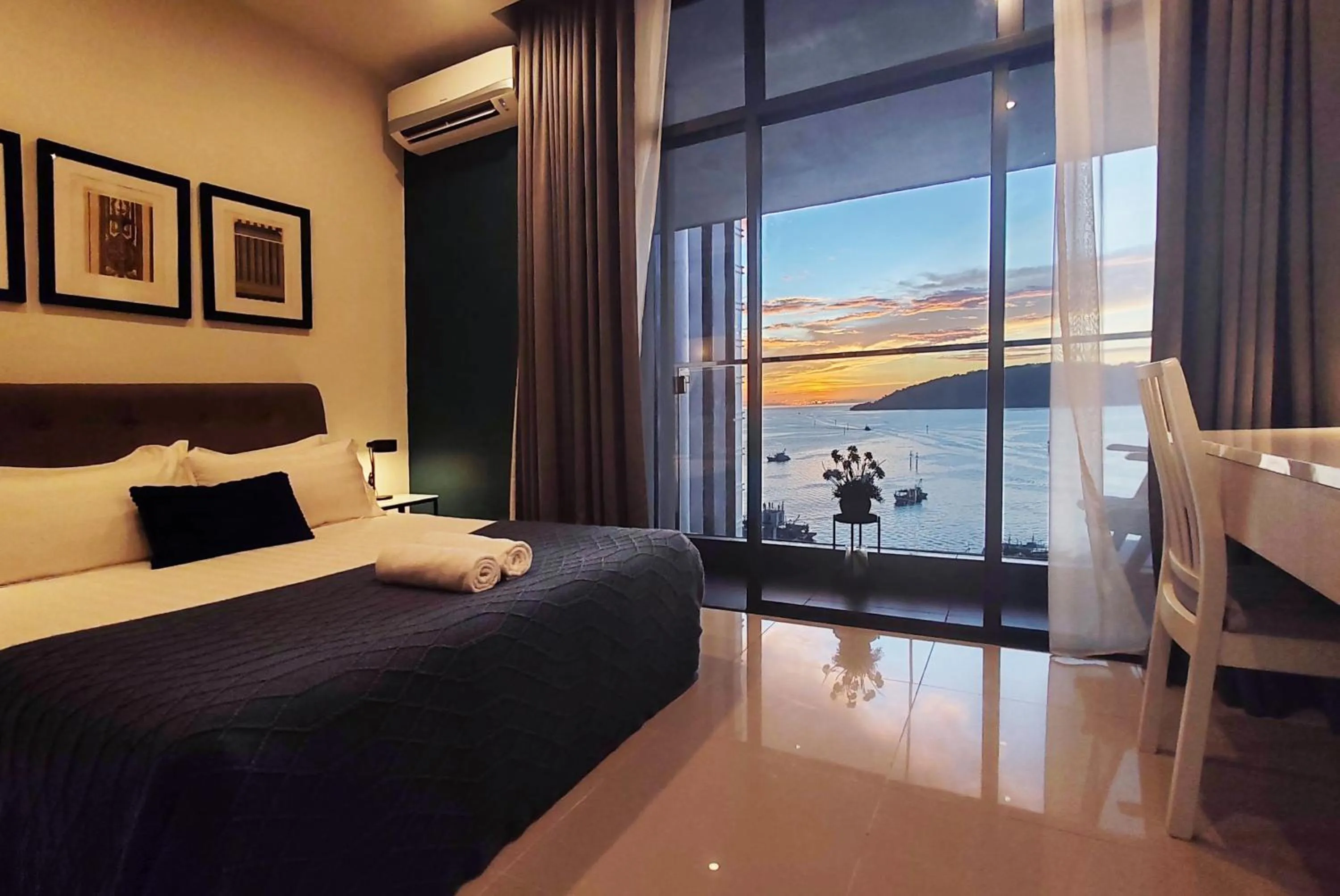 Balcony/Terrace, Bed in Seaview Bliss Studio By Tropical Elegance