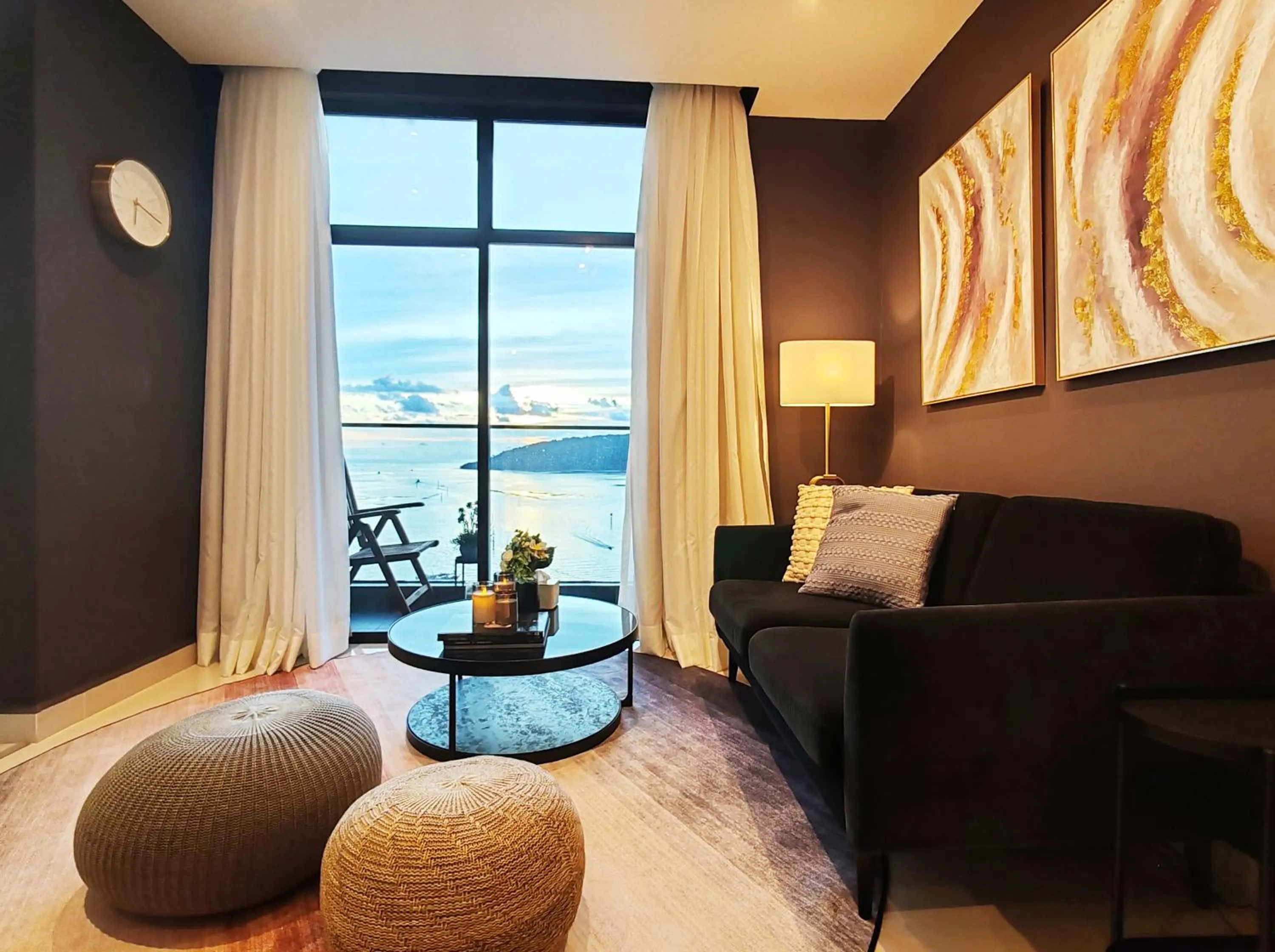 Living room, Bed in Seaview Bliss Studio By Tropical Elegance