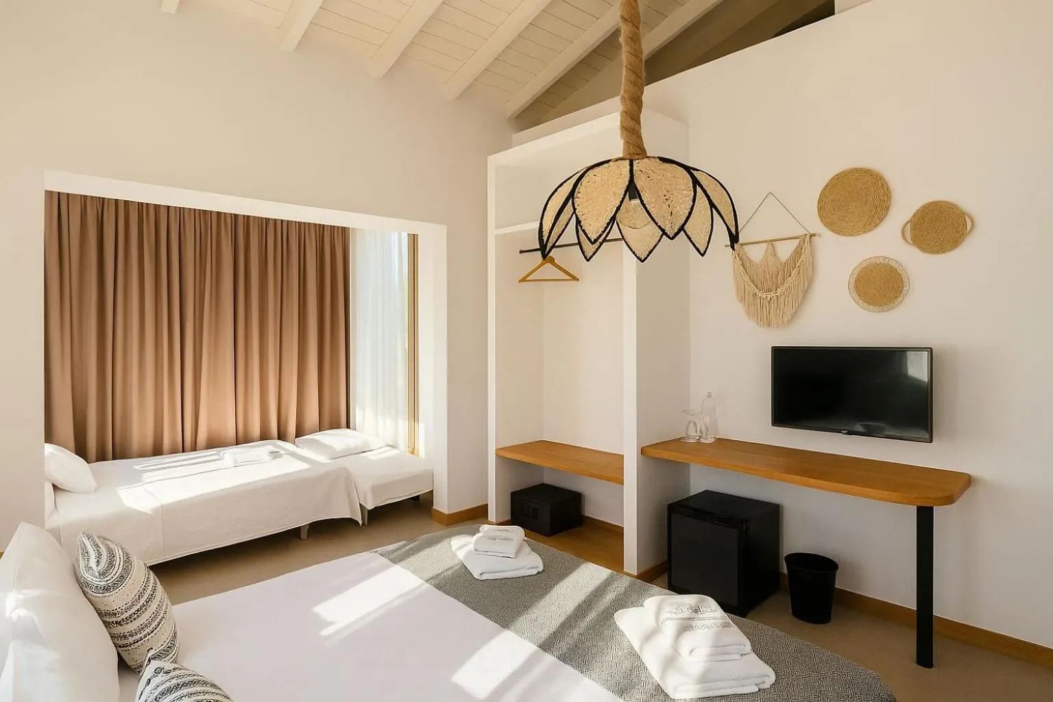 Photo of the whole room, Bed in Kotraba Alacati Hotel