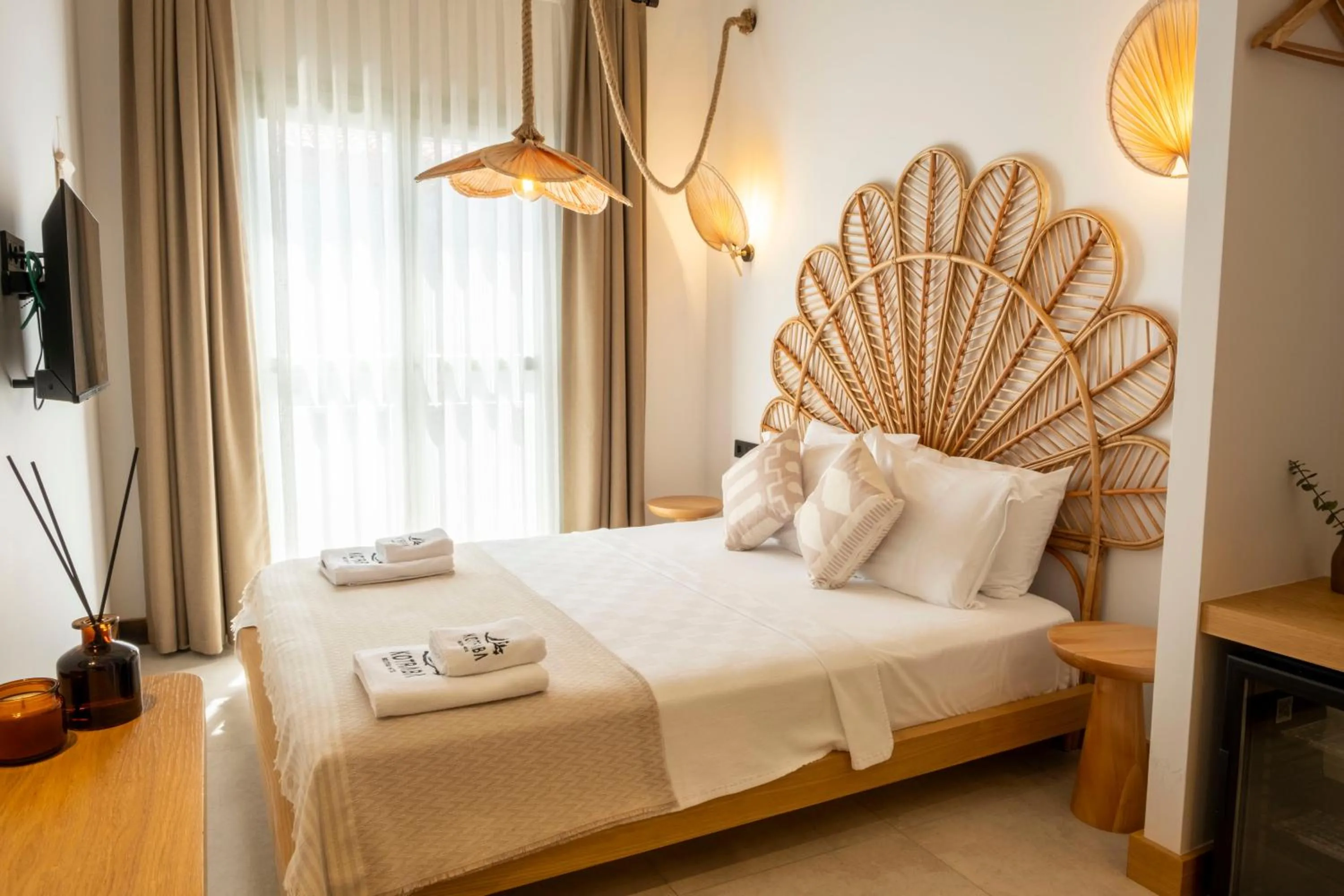 Communal lounge/ TV room, Bed in Kotraba Alacati Hotel