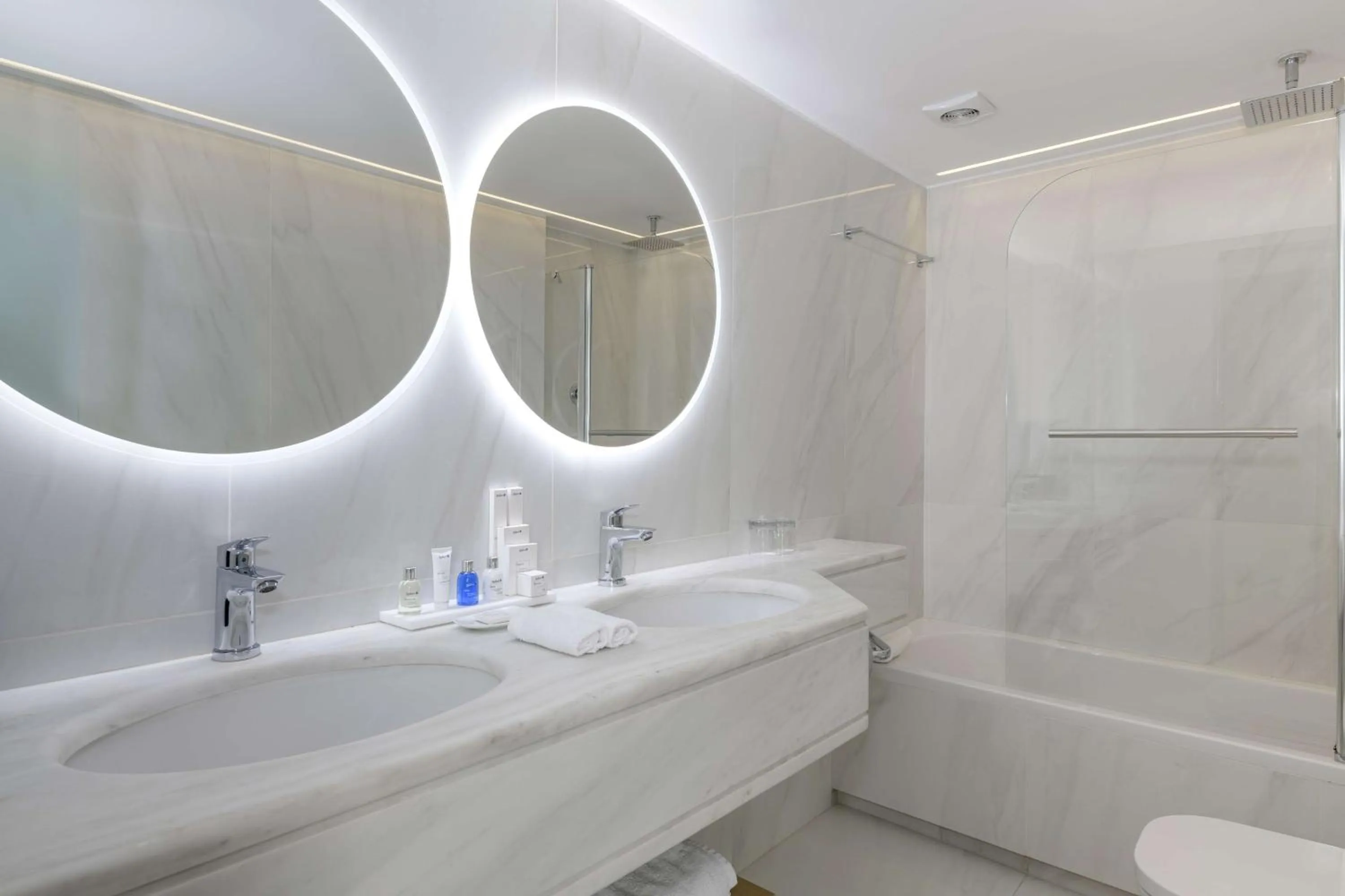 Bathroom in Radisson Blu Park Hotel Athens