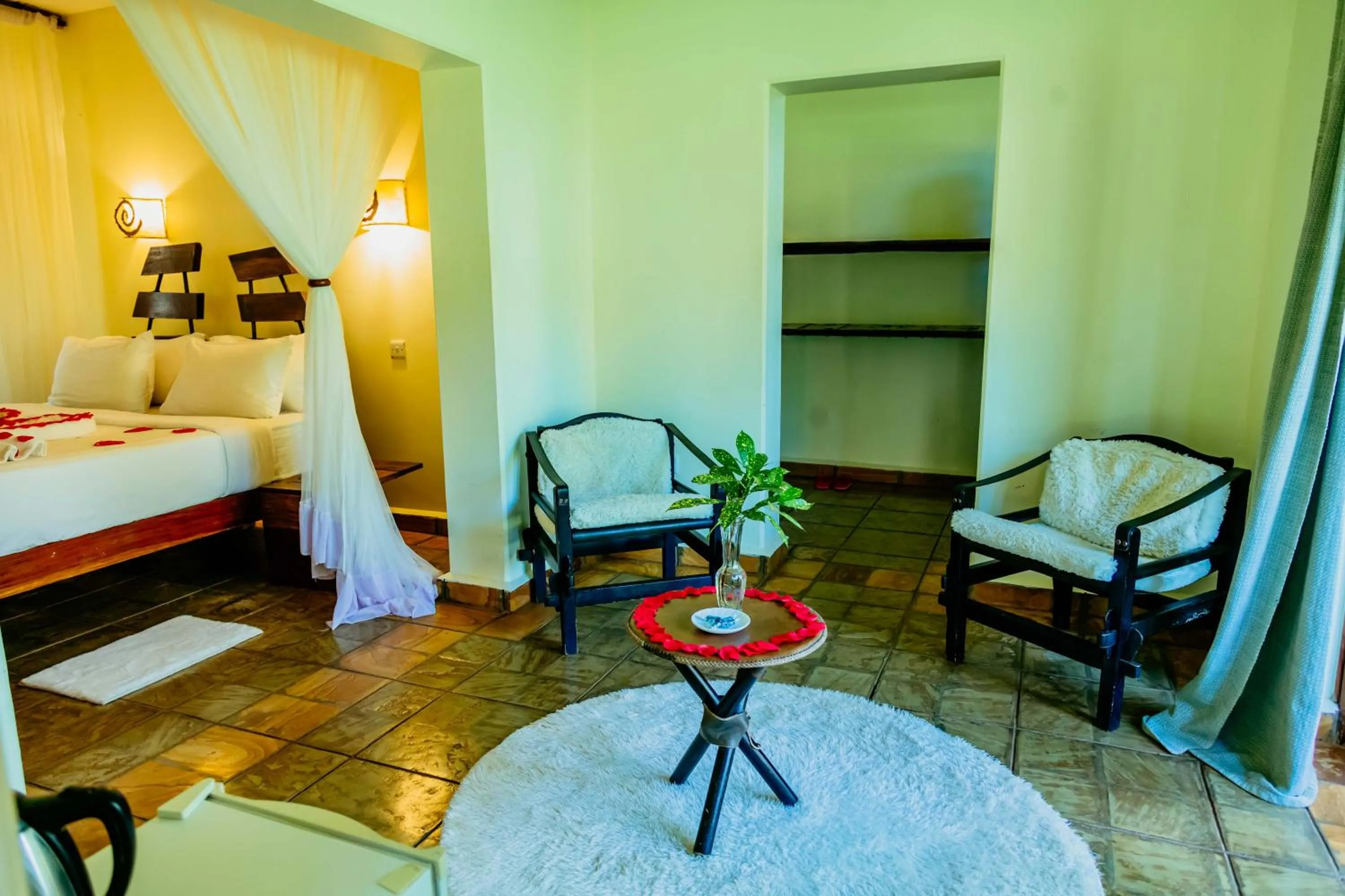 Living room, Bed in Weru Weru River Lodge