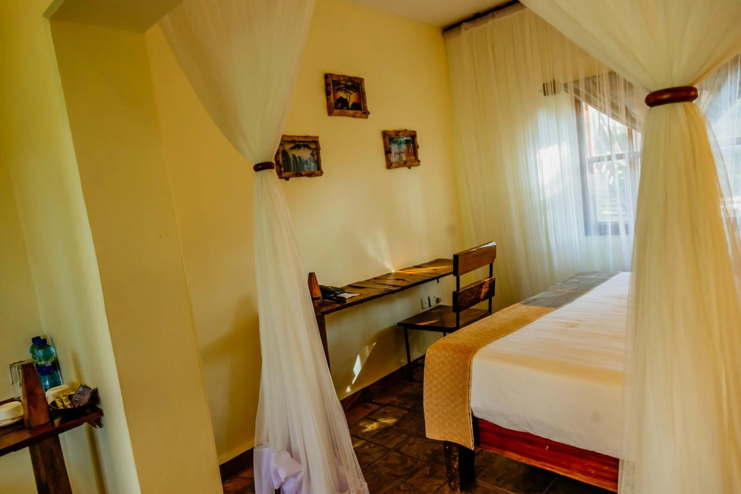 Photo of the whole room, Bed in Weru Weru River Lodge