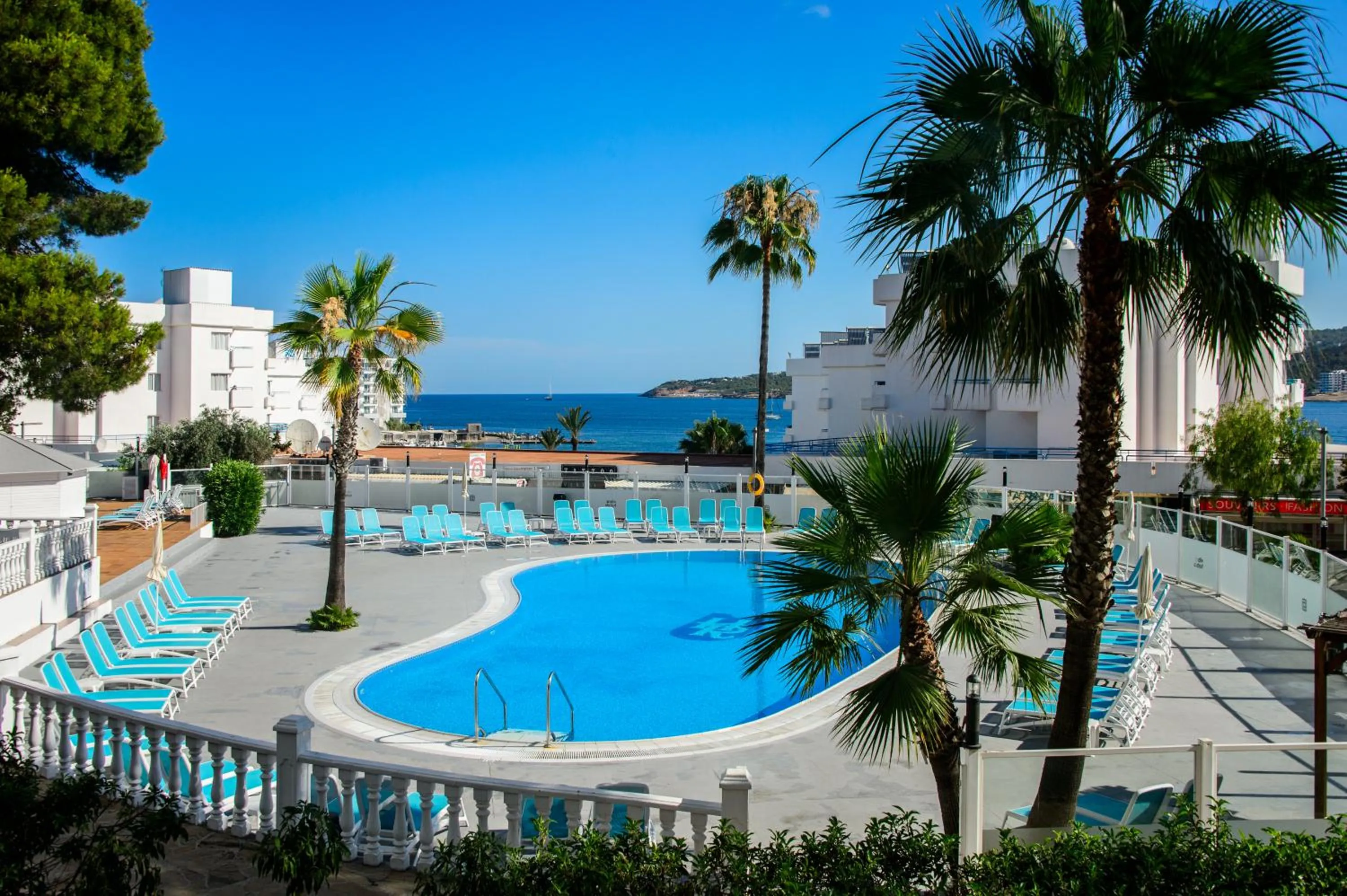 Swimming pool in Hotel Vibra Riviera