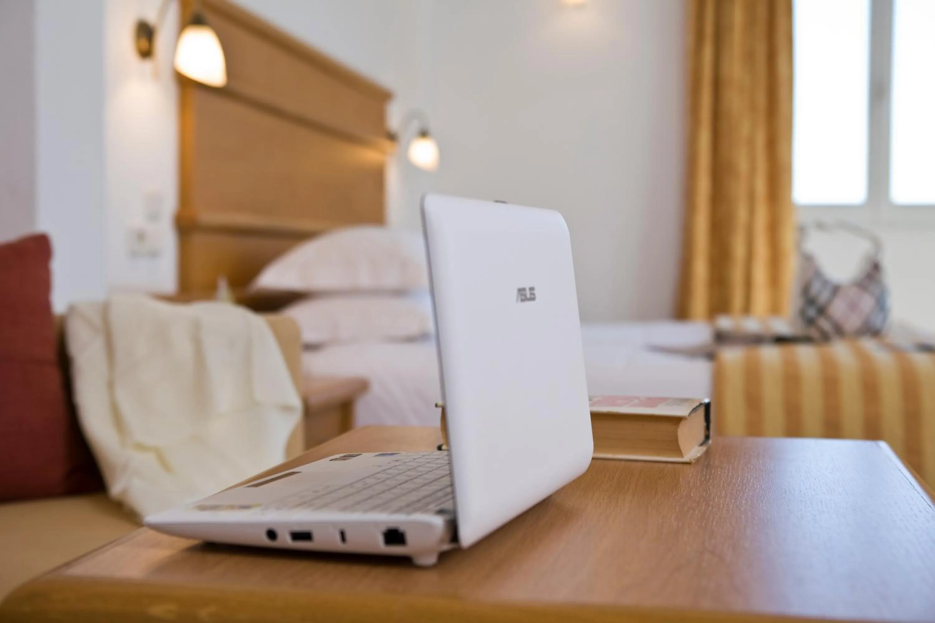 Business facilities, Bed in Yiannaki Hotel