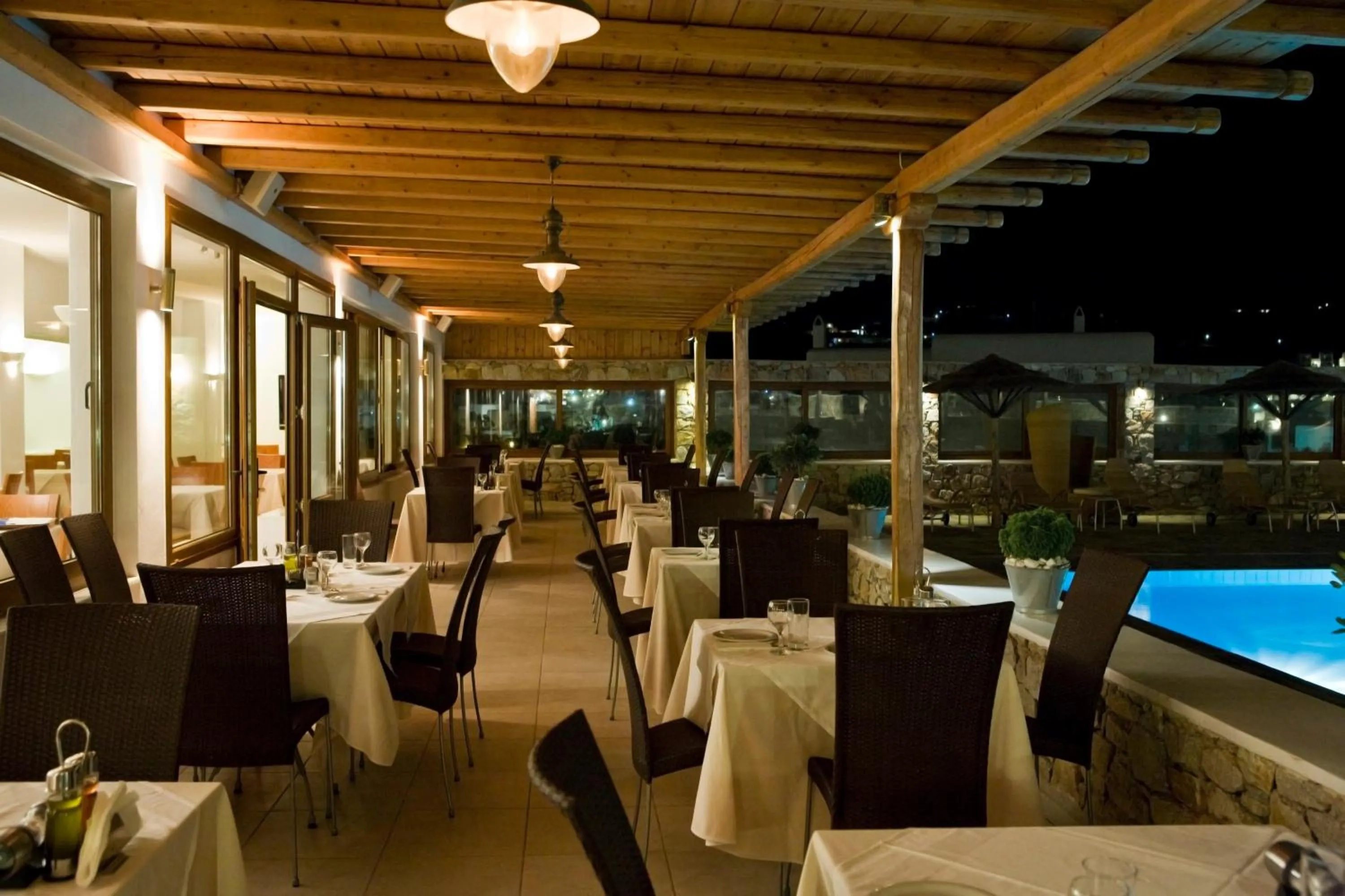 Restaurant/places to eat in Yiannaki Hotel