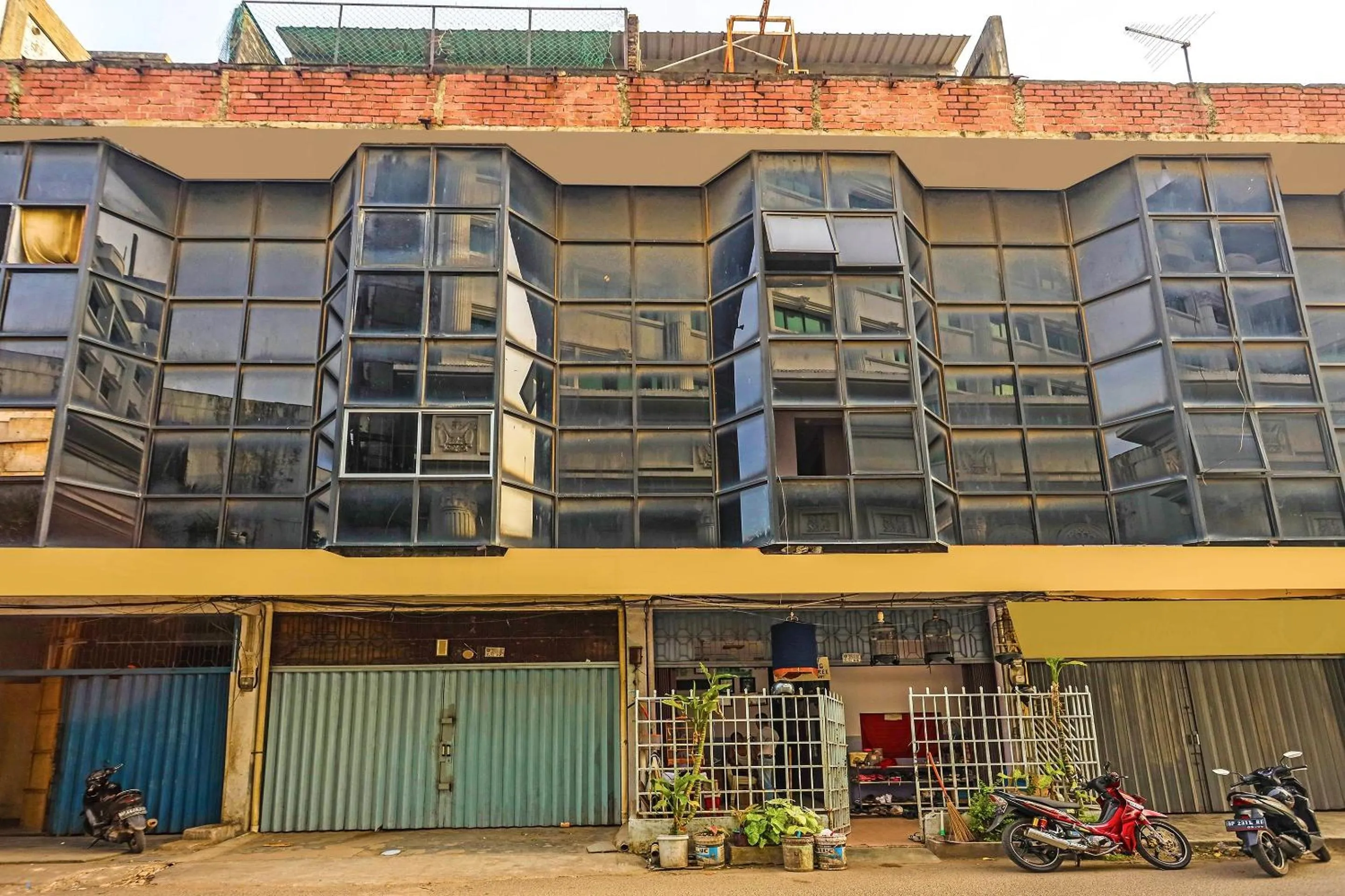 Facade/entrance in Hotel O Penginapan ReniNearMall Nagoya Hill