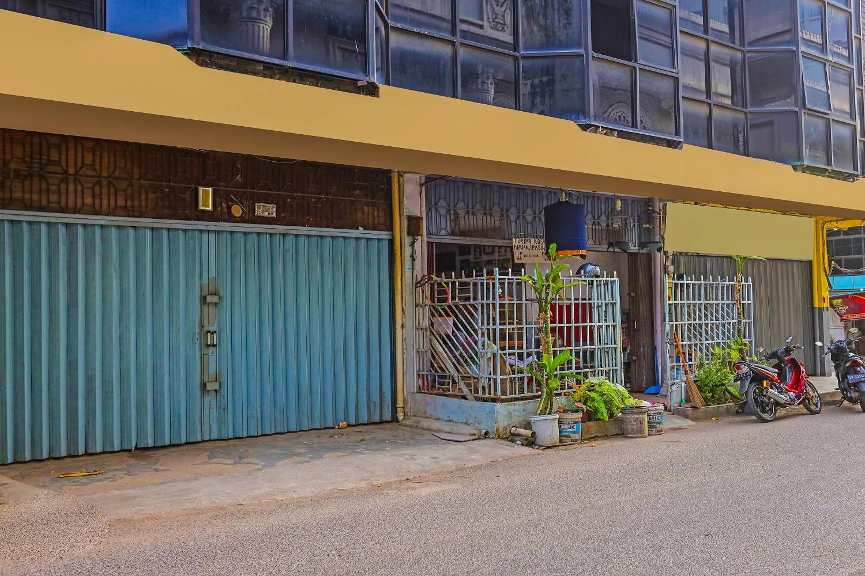 Facade/entrance in Hotel O Penginapan ReniNearMall Nagoya Hill