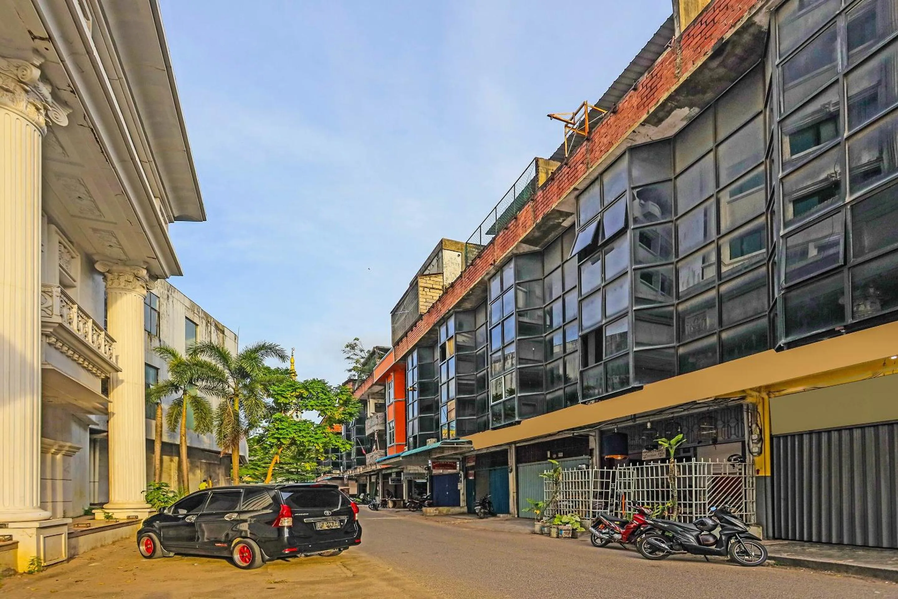 Facade/entrance in Hotel O Penginapan ReniNearMall Nagoya Hill
