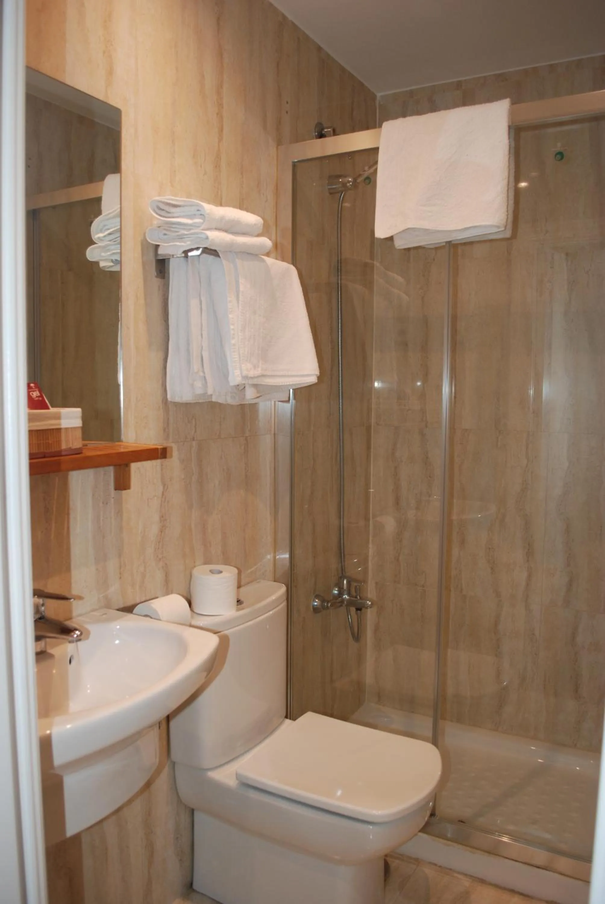 Bathroom in Hostal Avenida