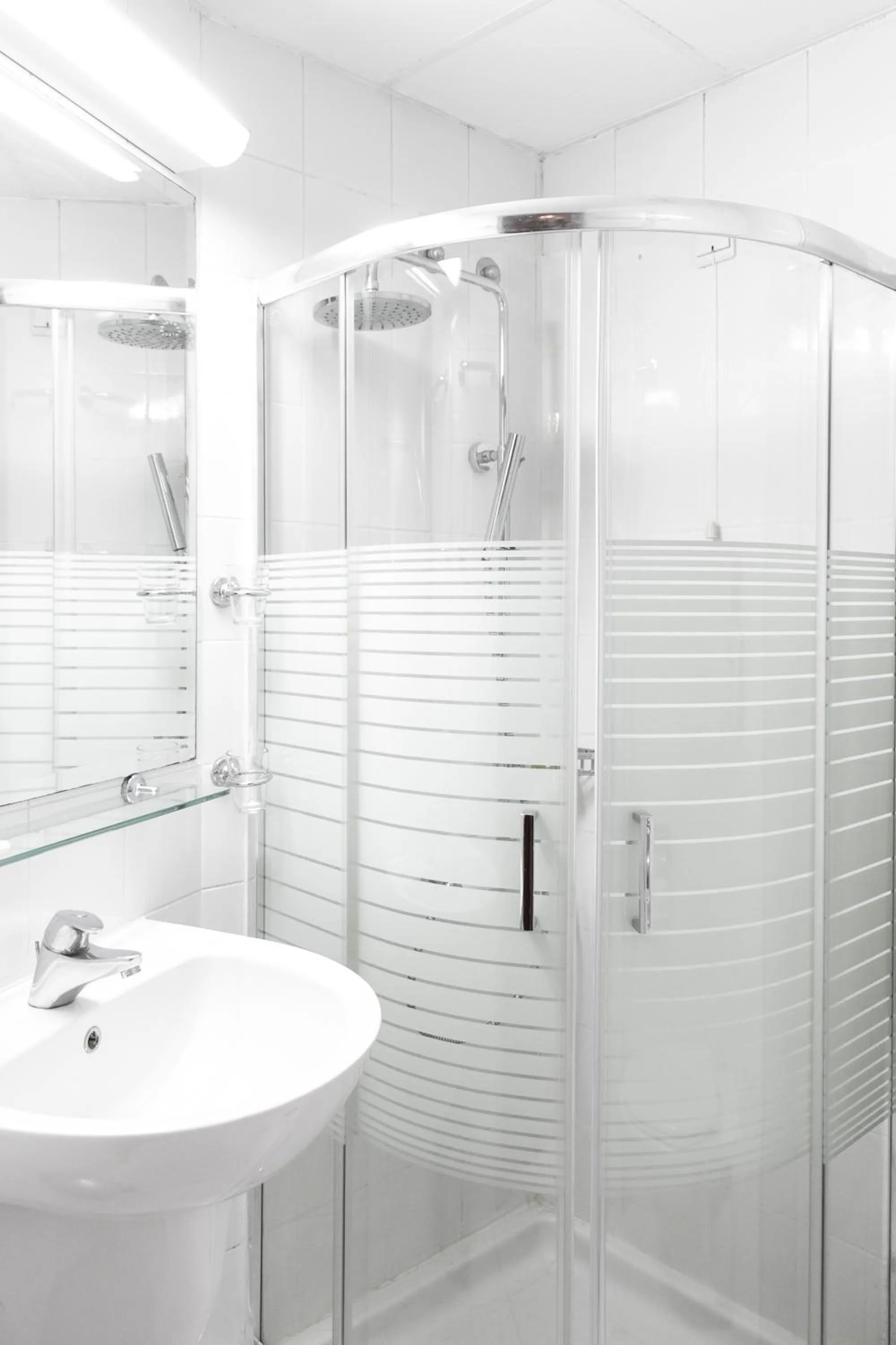 Shower in Minerva Premier Hotel