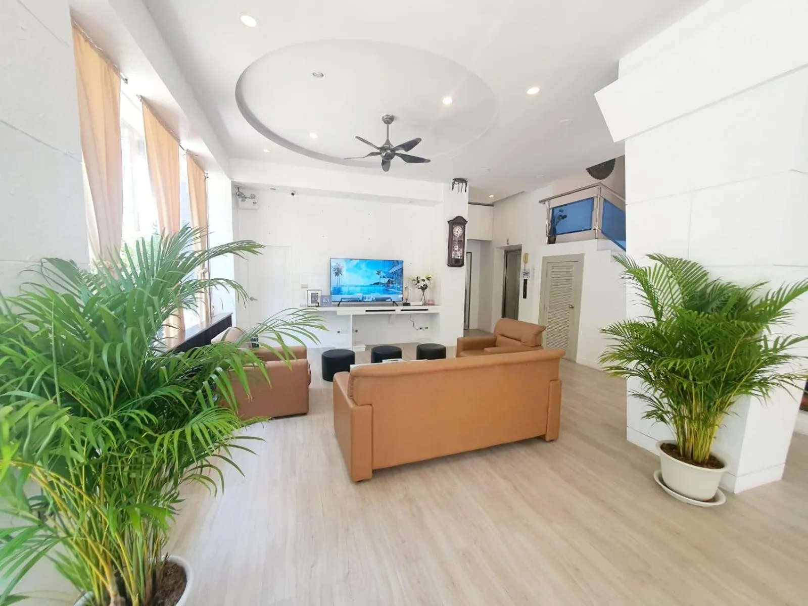Communal lounge/ TV room in Issara Patong Beach