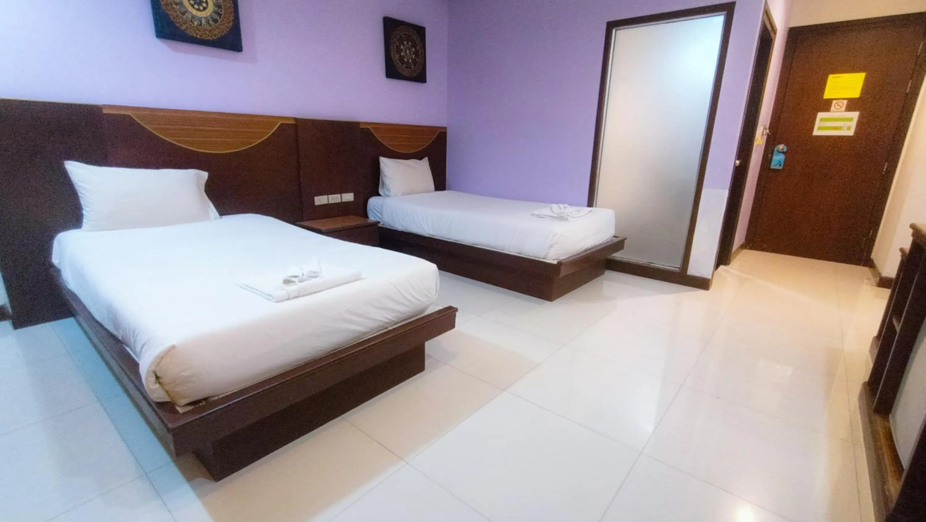 Photo of the whole room, Bed in Issara Patong Beach