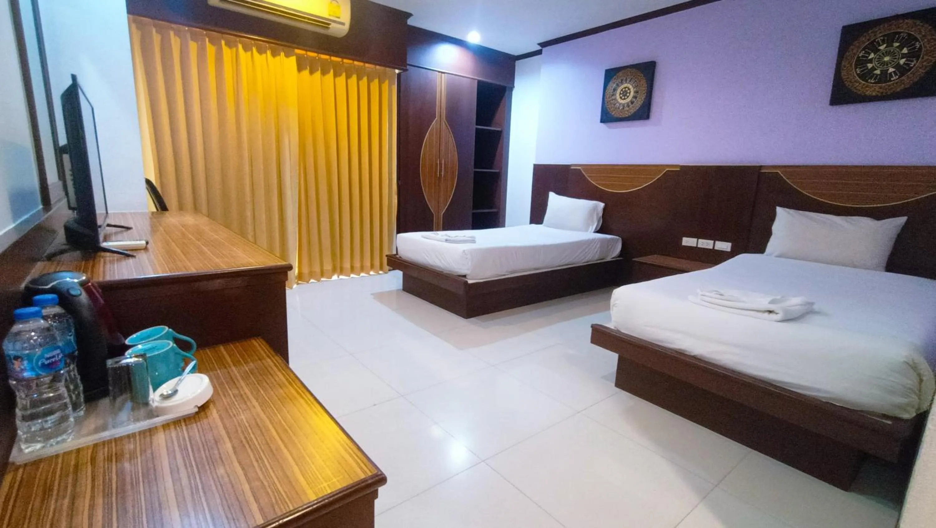 Photo of the whole room, Bed in Issara Patong Beach