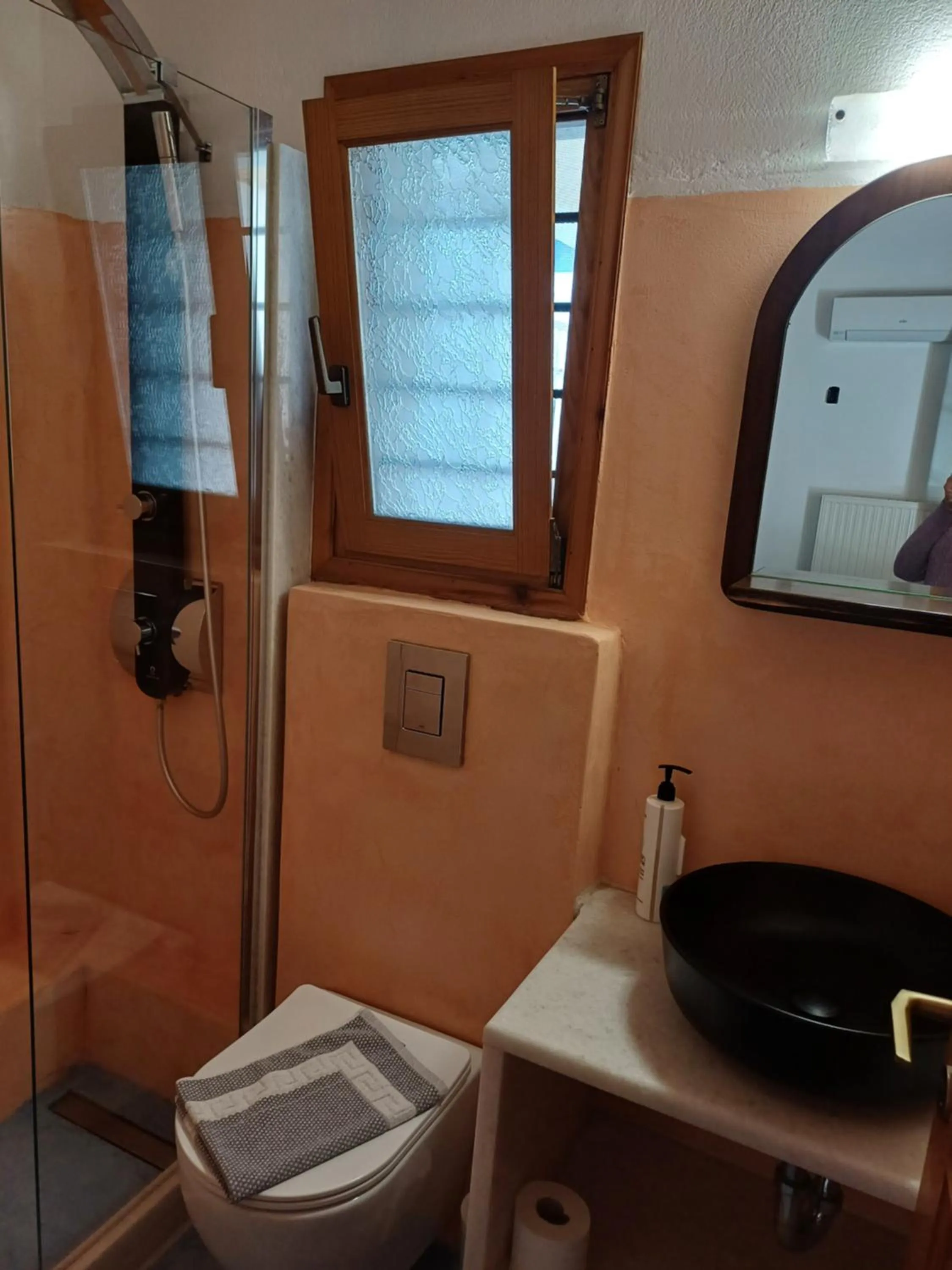 Shower in Siroco's Rooms And Studios