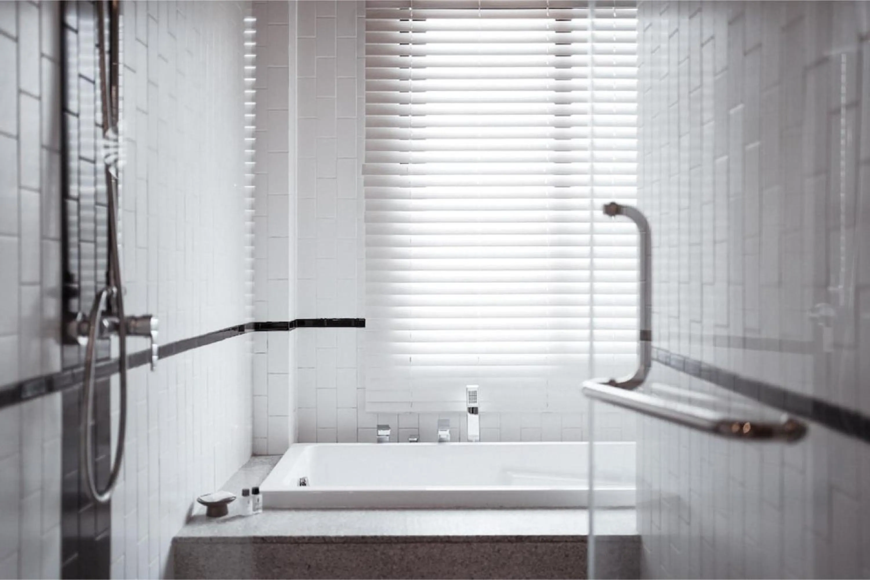 Hot Tub in Brique Suite