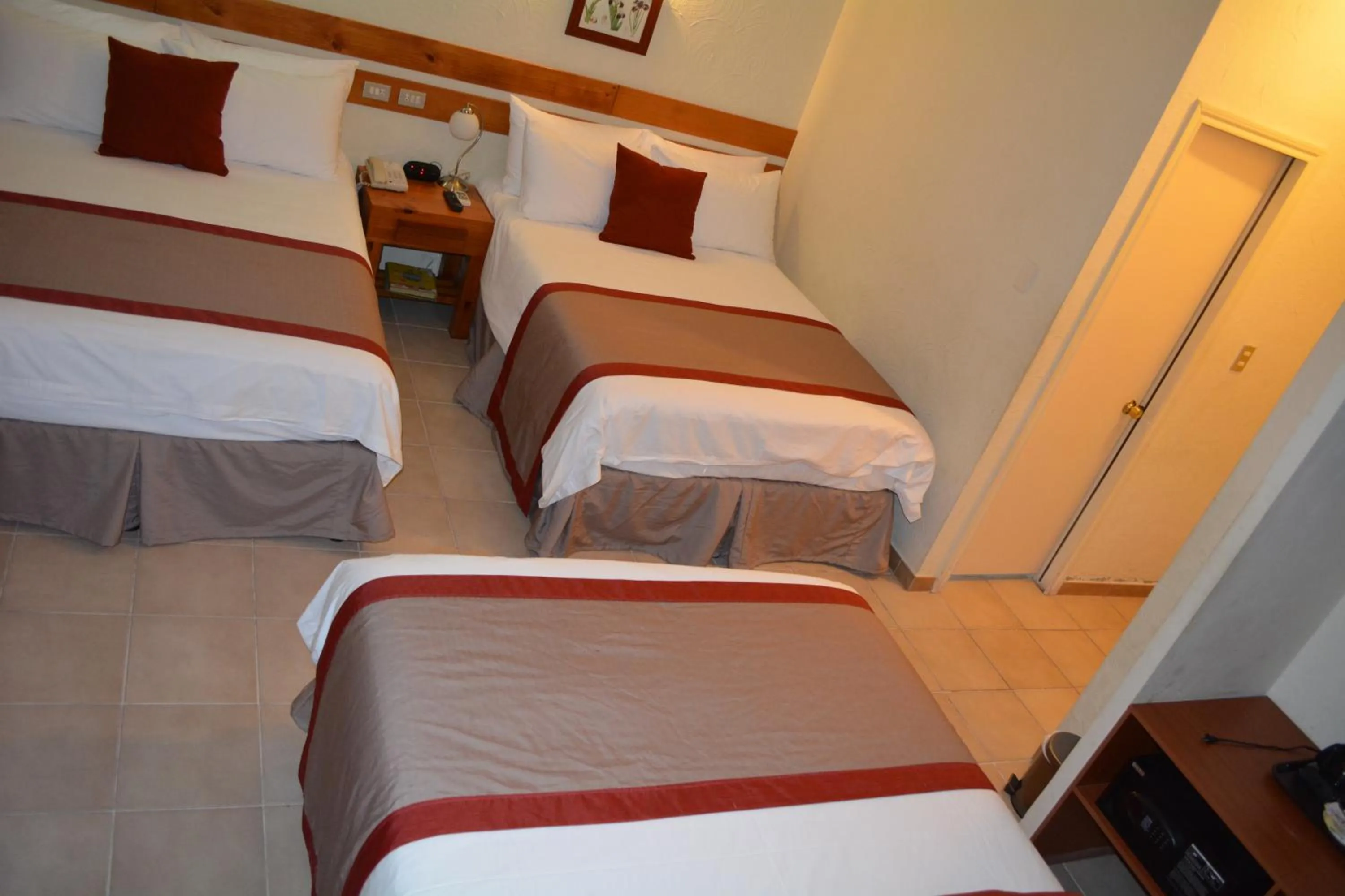 Photo of the whole room, Bed in Peten Esplendido